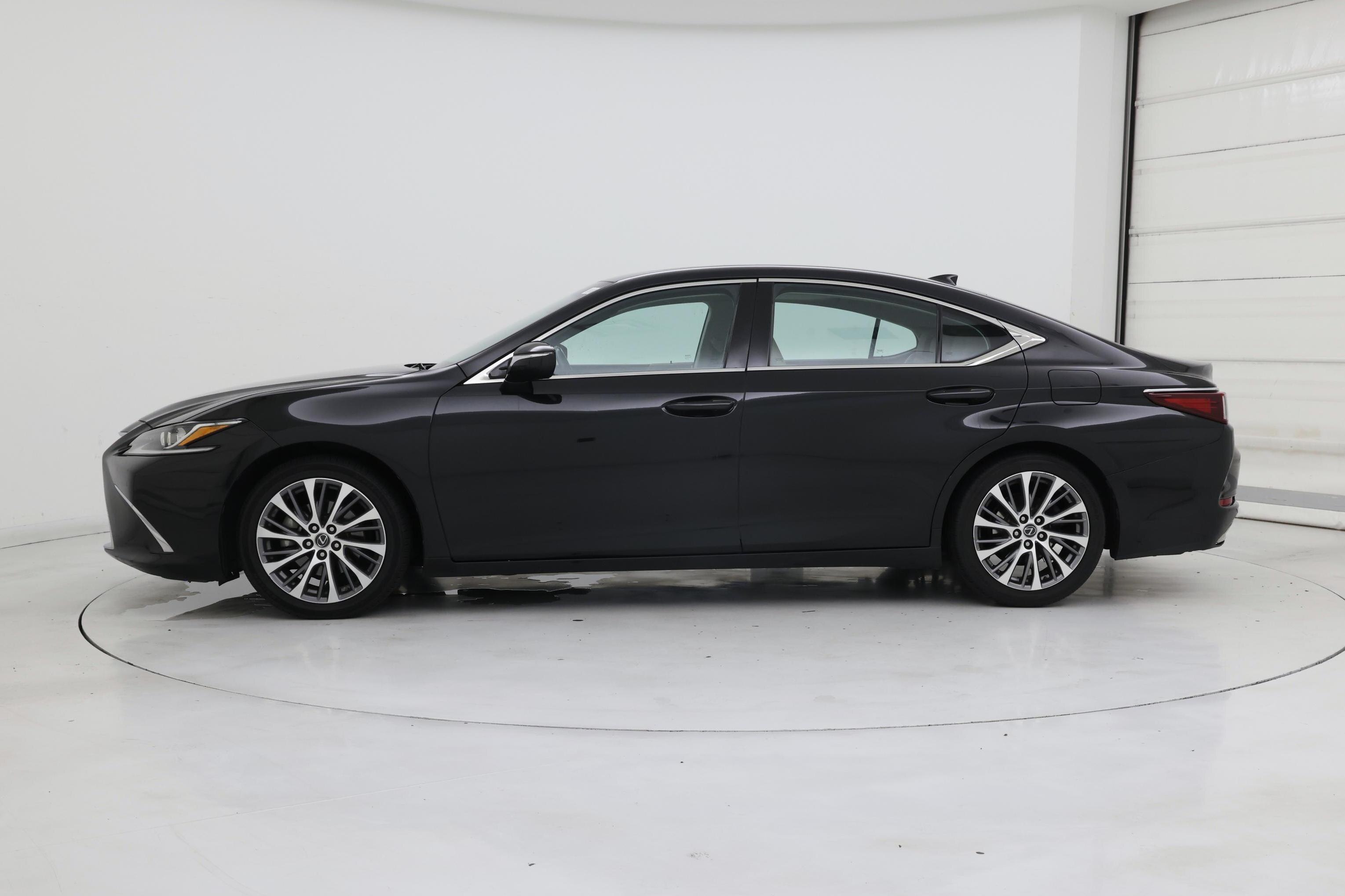 Thumbnail: 2021 Lexus ES - 3