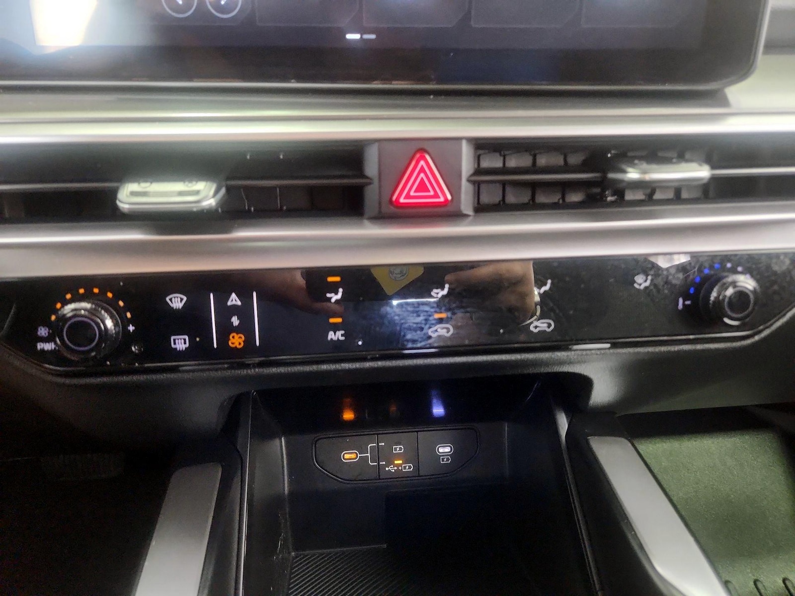 2025 Kia Sorento LX - Photo 18