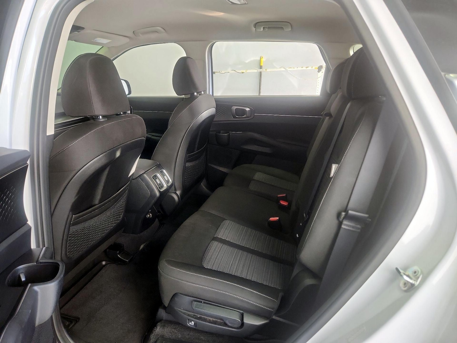 2025 Kia Sorento LX - Photo 21