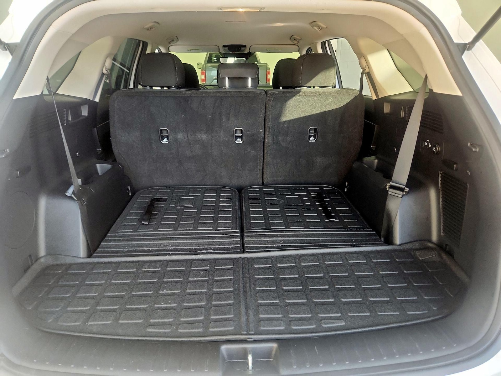 2025 Kia Sorento LX - Photo 24