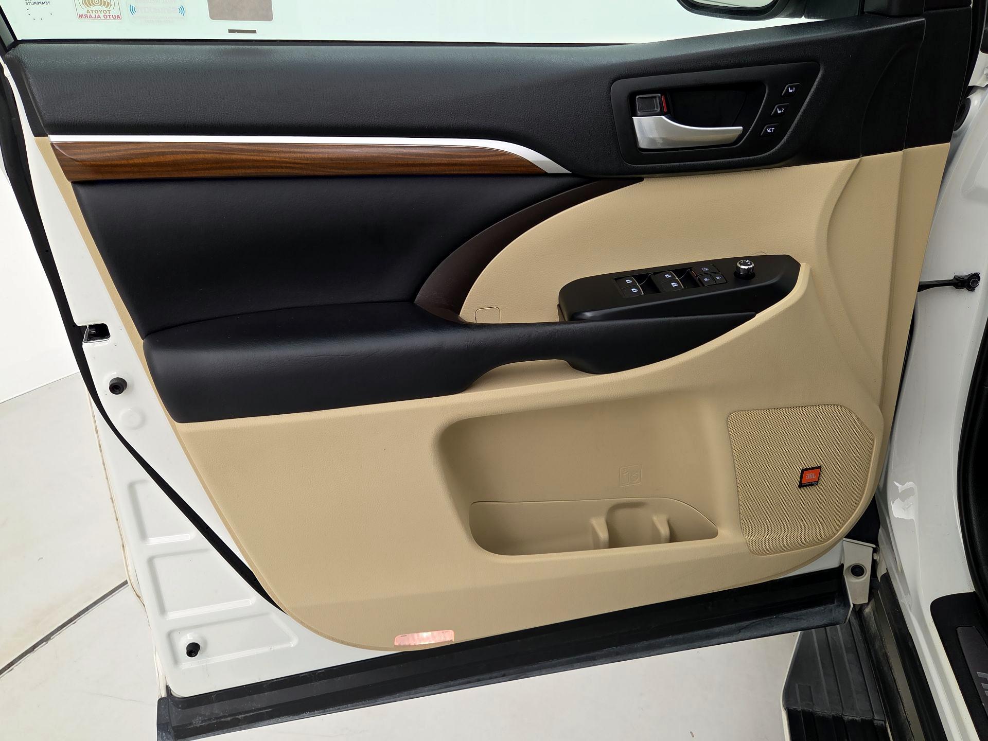 Thumbnail: 2019 Toyota Highlander - 12