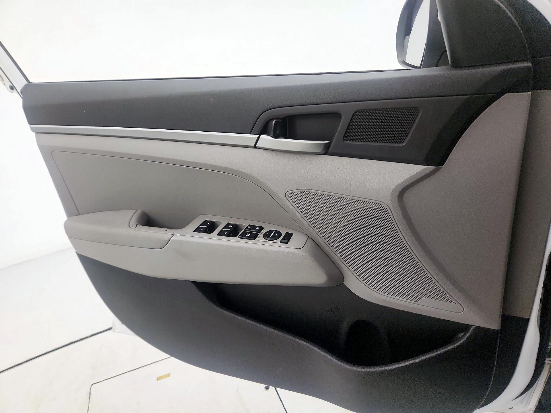 Thumbnail: 2017 Hyundai Elantra - 12