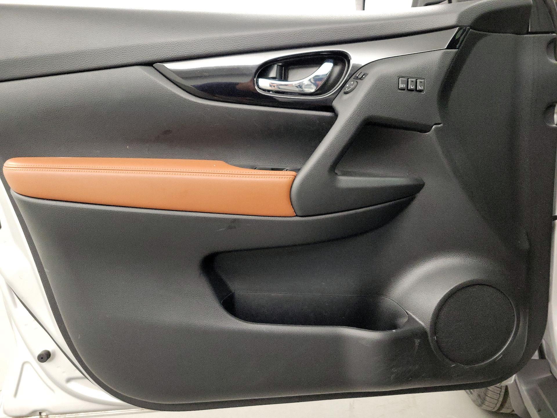 Thumbnail: 2017 Nissan Rogue - 12