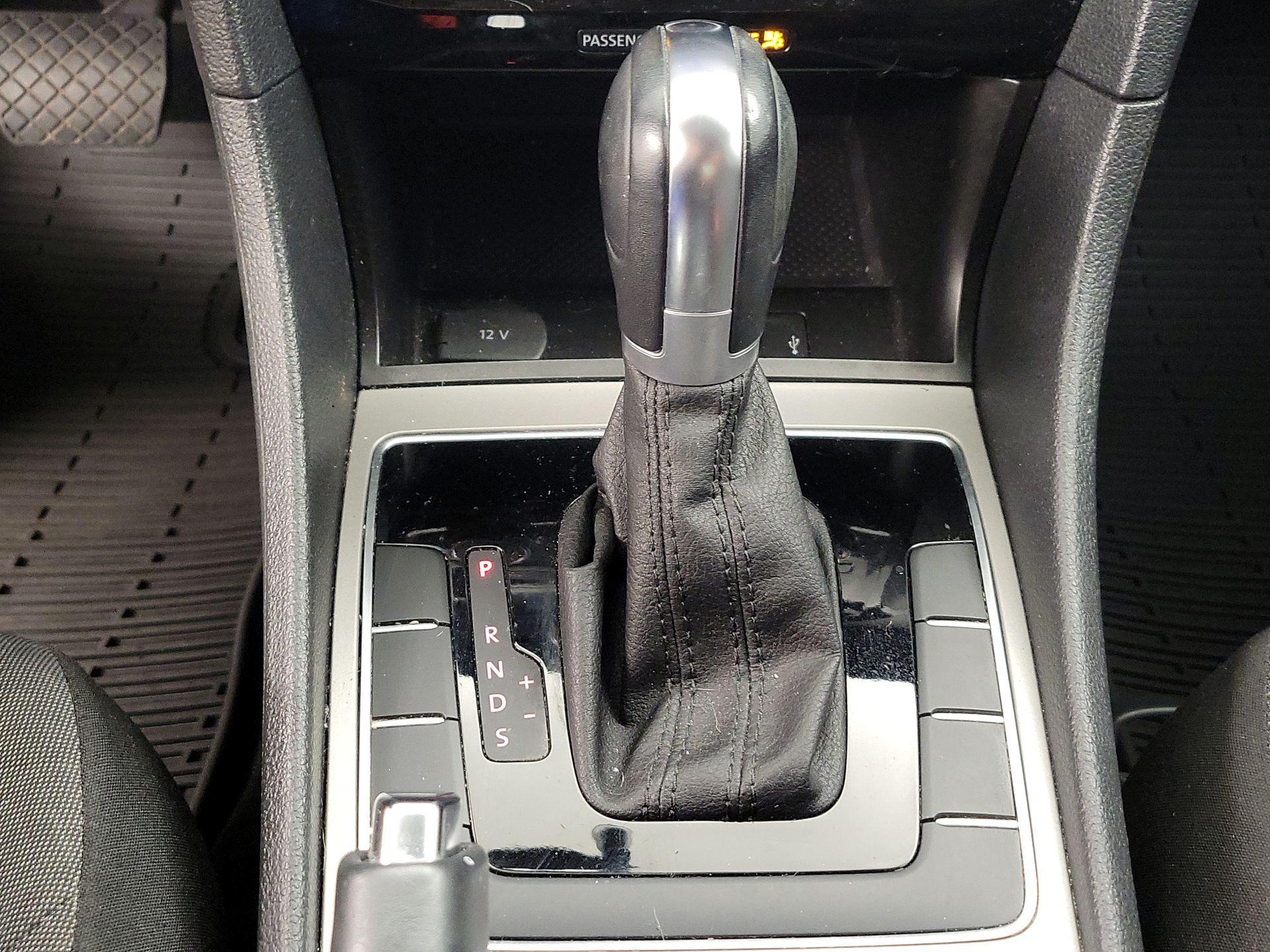 Thumbnail: 2021 Volkswagen Passat - 17
