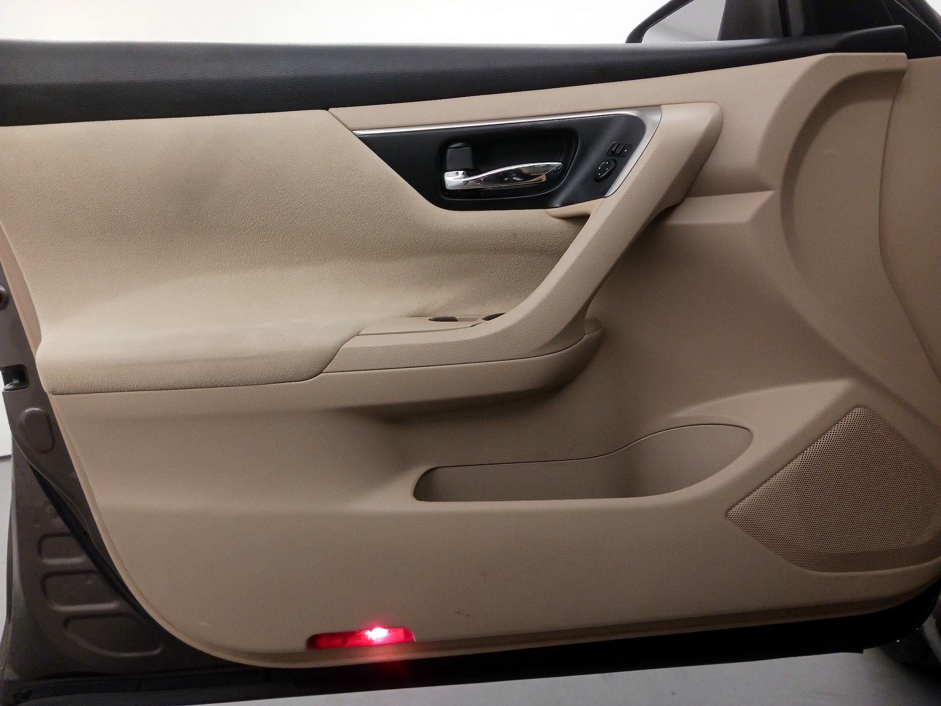 Thumbnail: 2015 Nissan Altima - 12