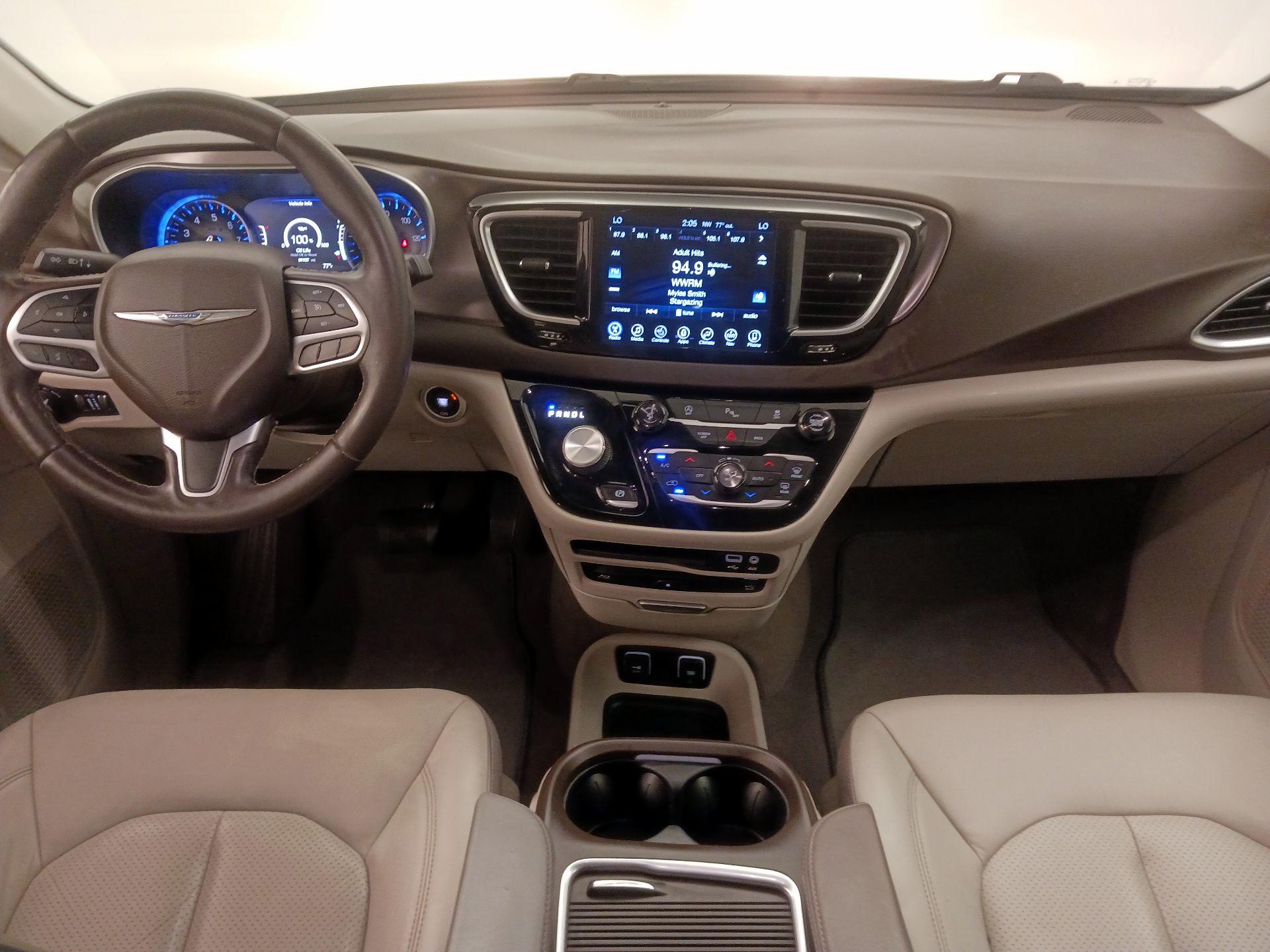 Thumbnail: 2017 Chrysler Pacifica - 9