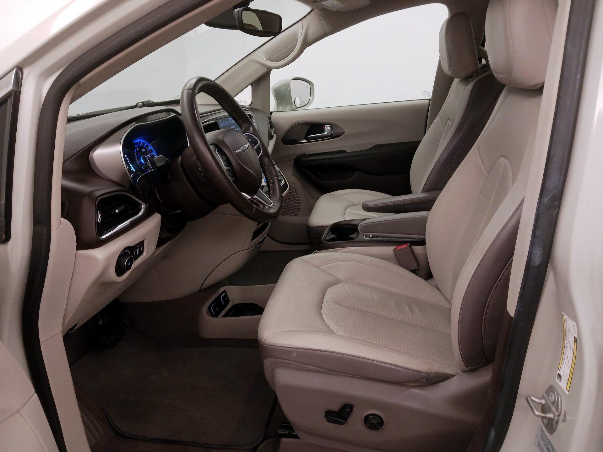 Thumbnail: 2017 Chrysler Pacifica - 11