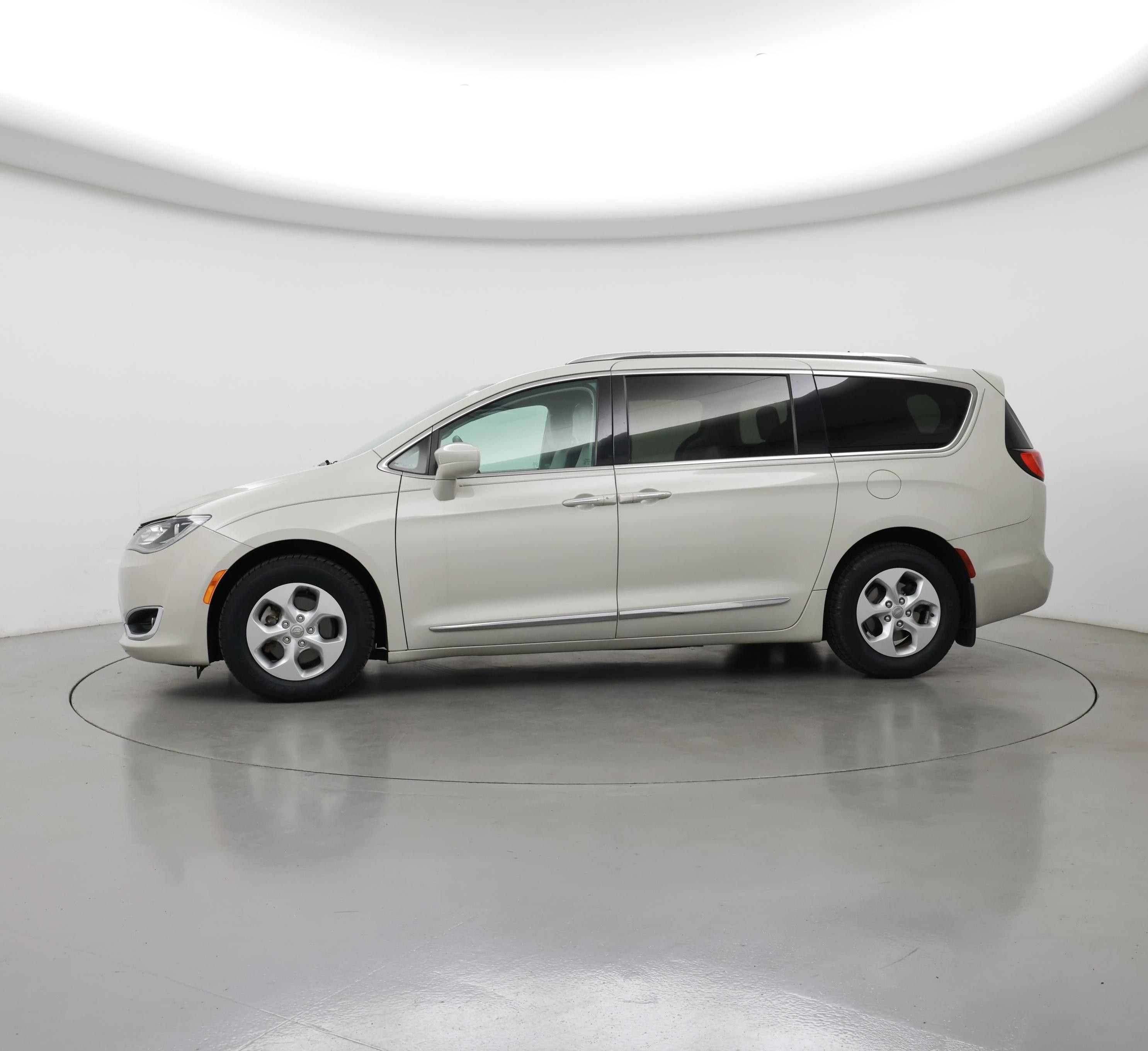 Thumbnail: 2017 Chrysler Pacifica - 3