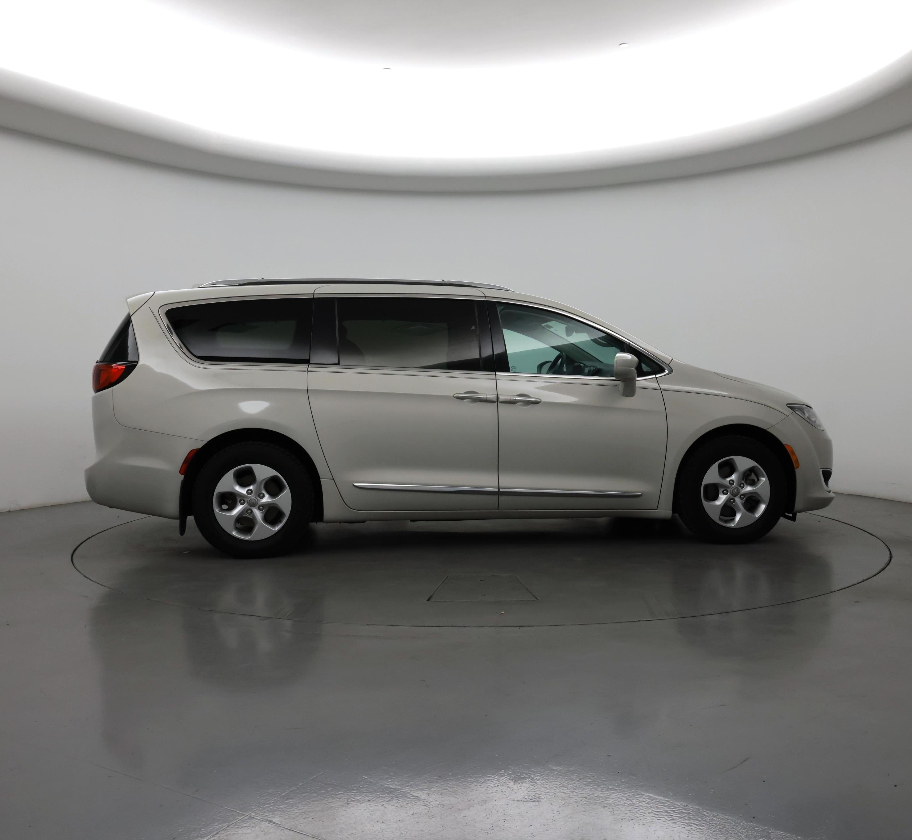 Thumbnail: 2017 Chrysler Pacifica - 7