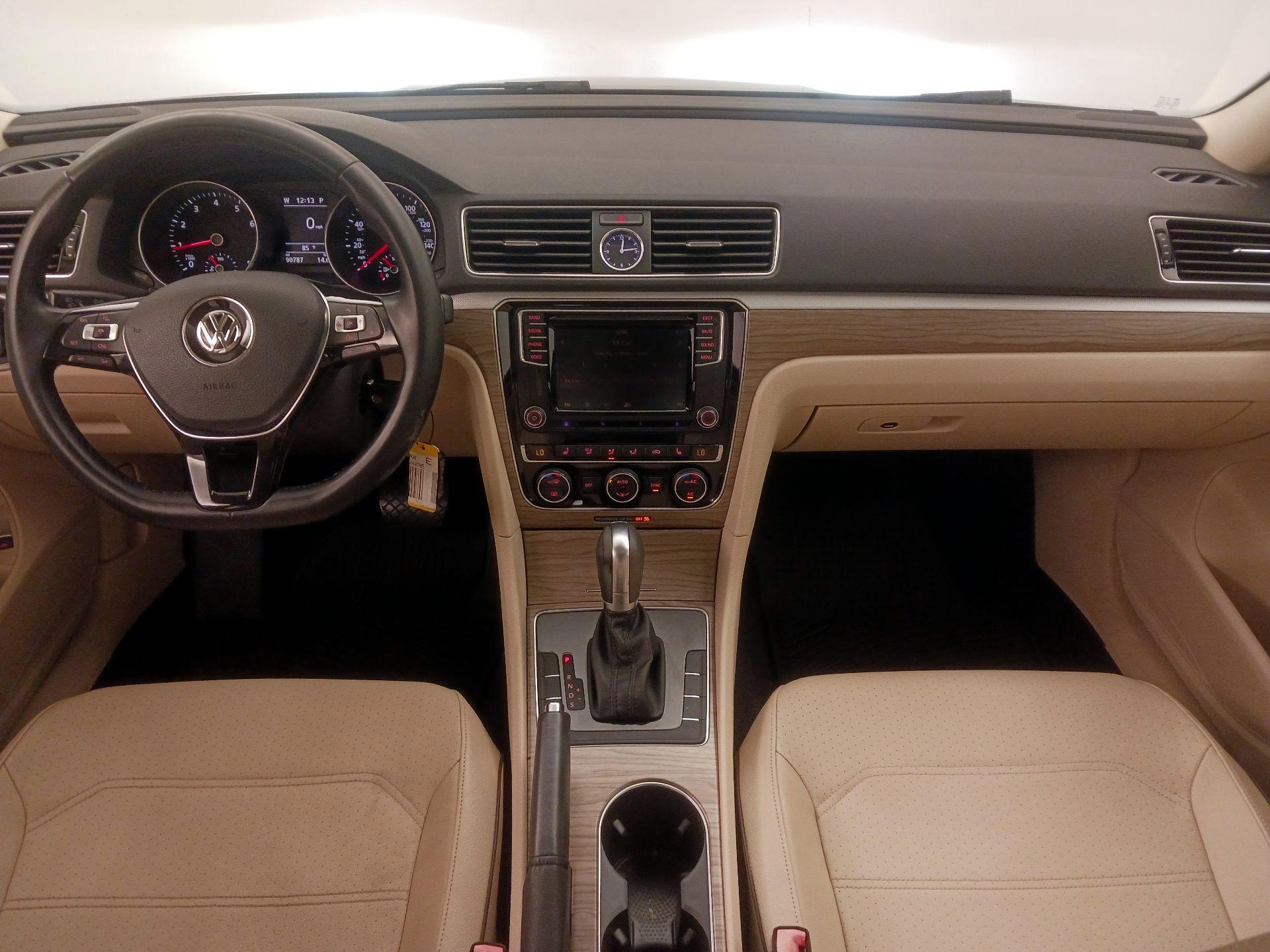 Thumbnail: 2016 Volkswagen Passat - 9