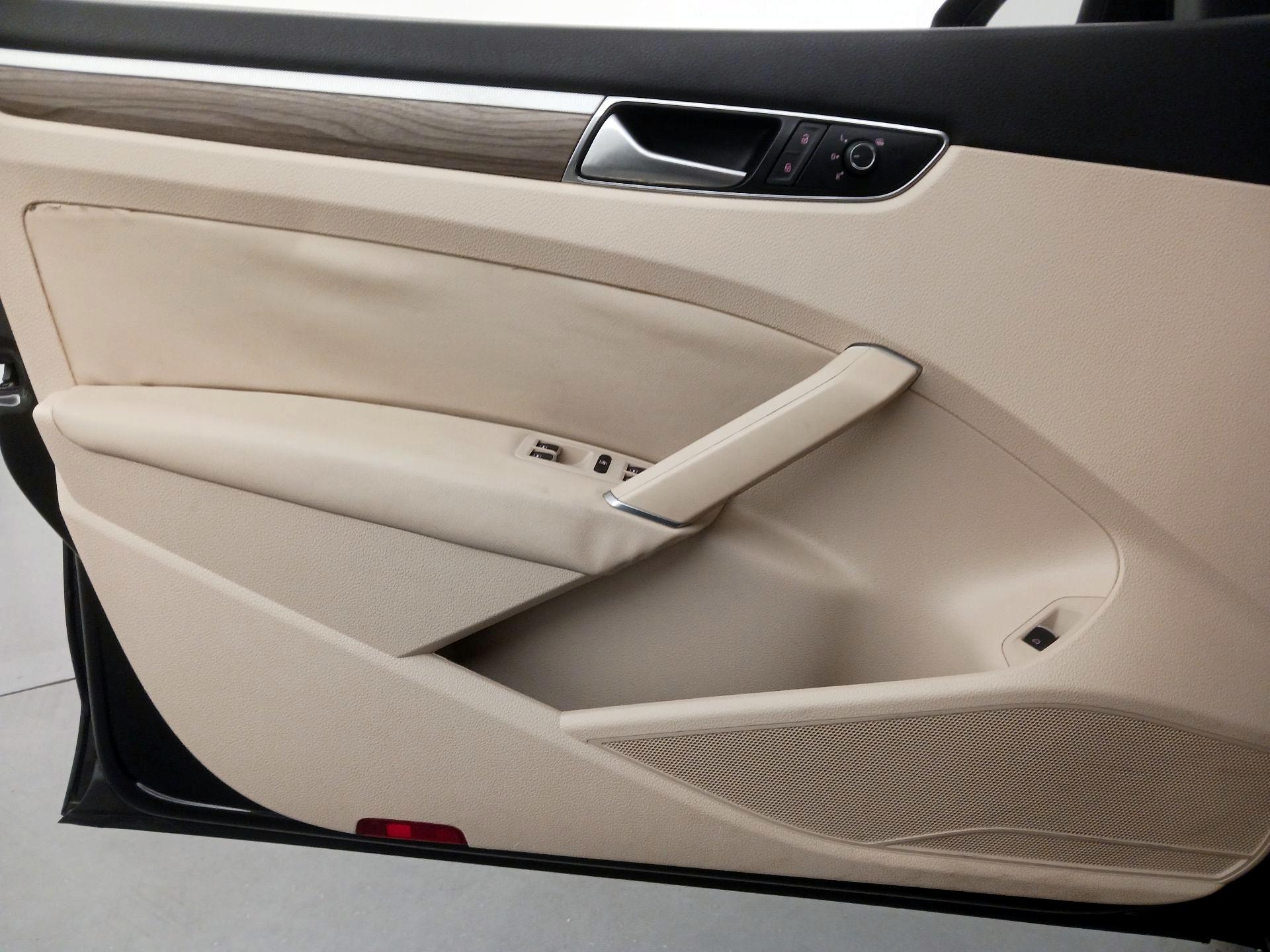 Thumbnail: 2016 Volkswagen Passat - 12