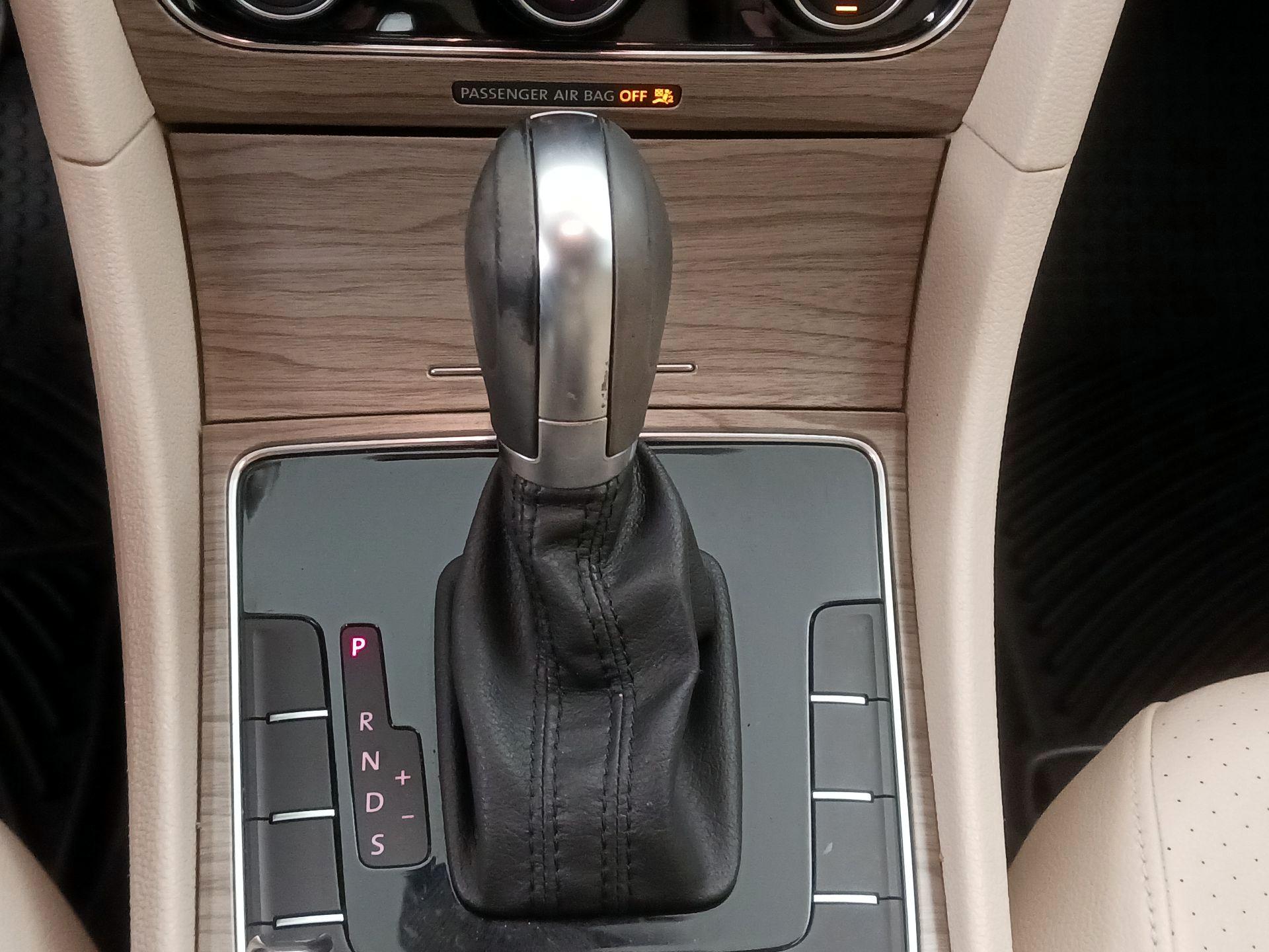 Thumbnail: 2016 Volkswagen Passat - 17
