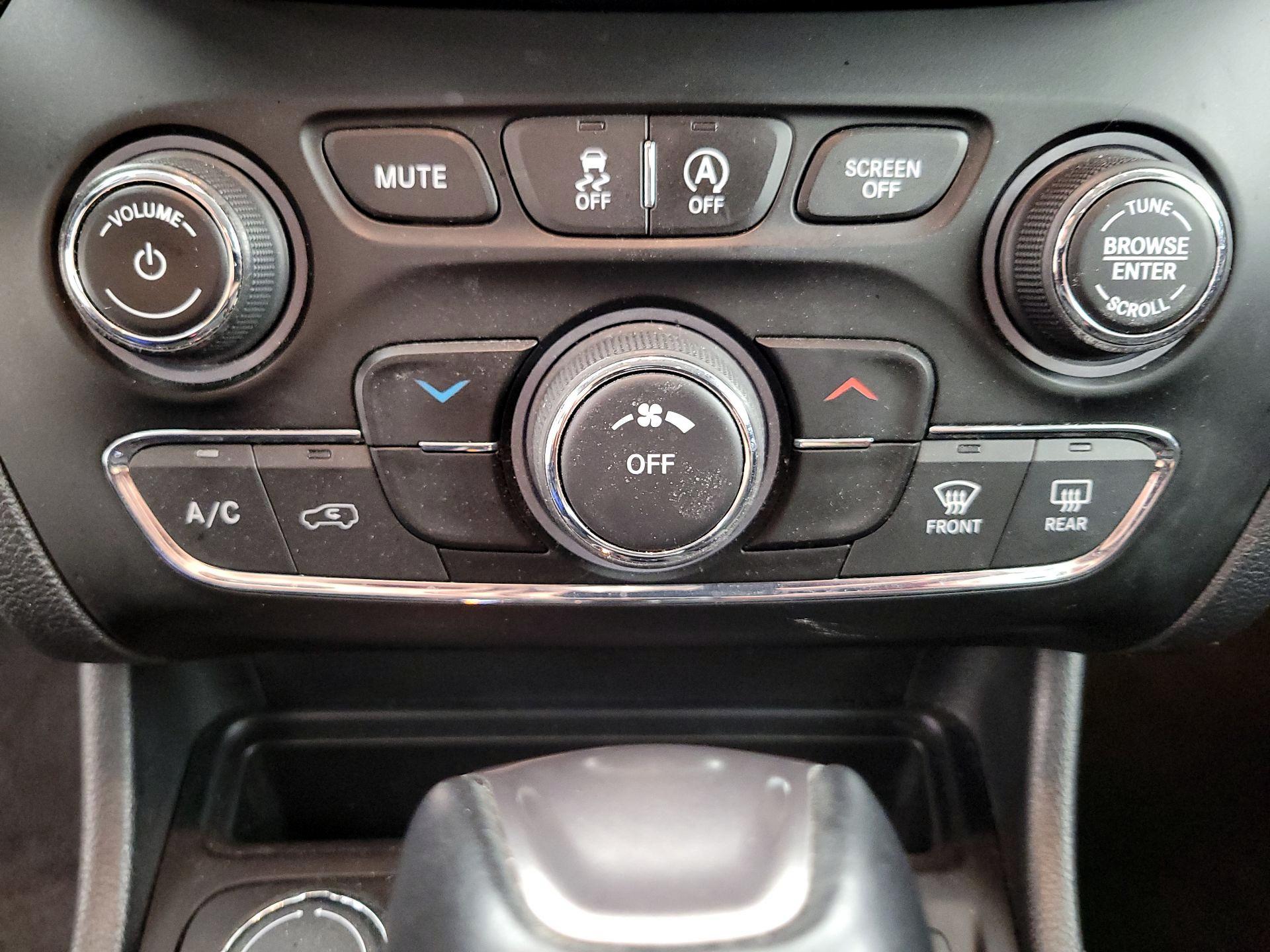Thumbnail: 2020 Jeep Cherokee - 16