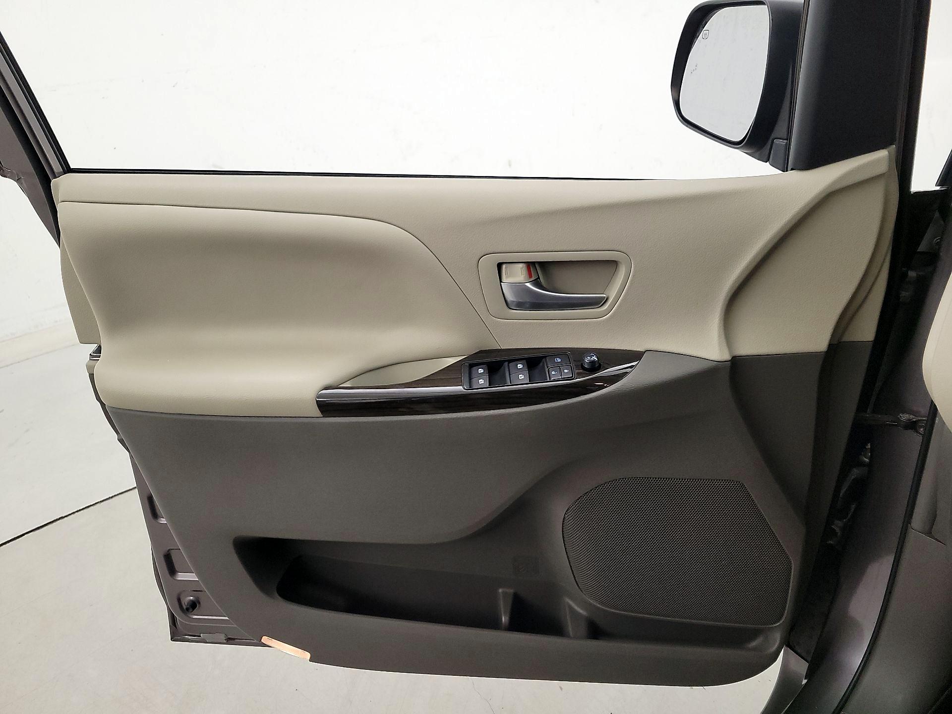 Thumbnail: 2015 Toyota Sienna - 12