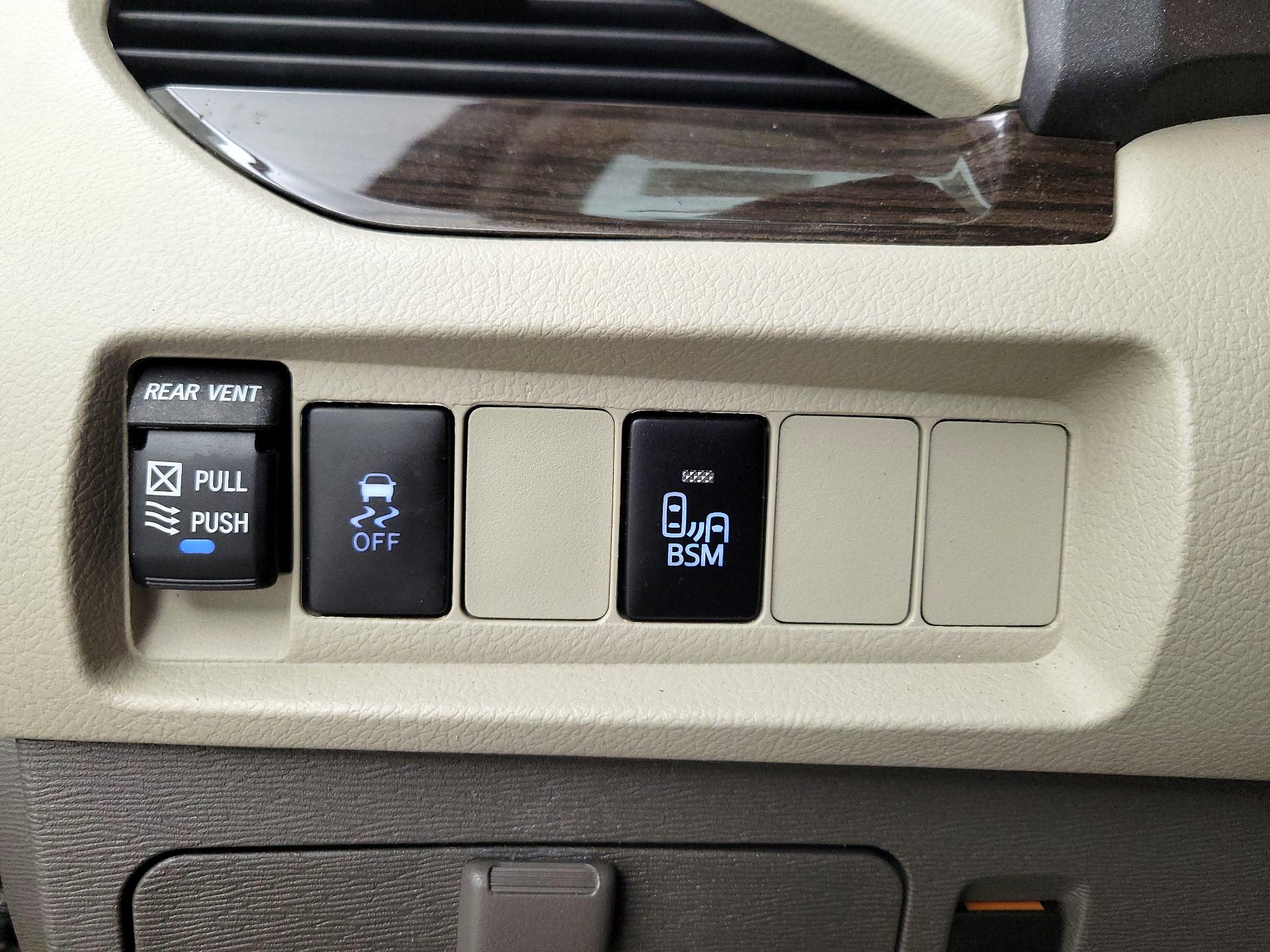 Thumbnail: 2015 Toyota Sienna - 13