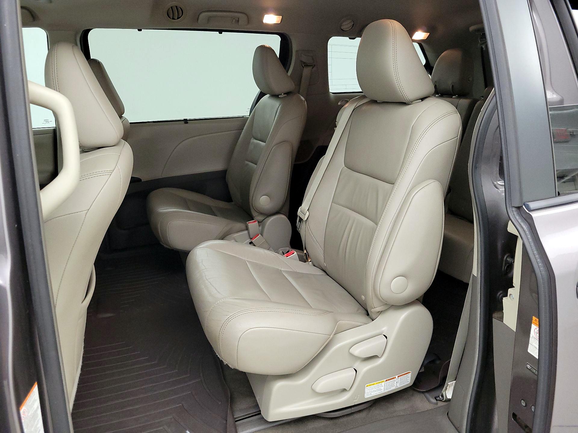 Thumbnail: 2015 Toyota Sienna - 20