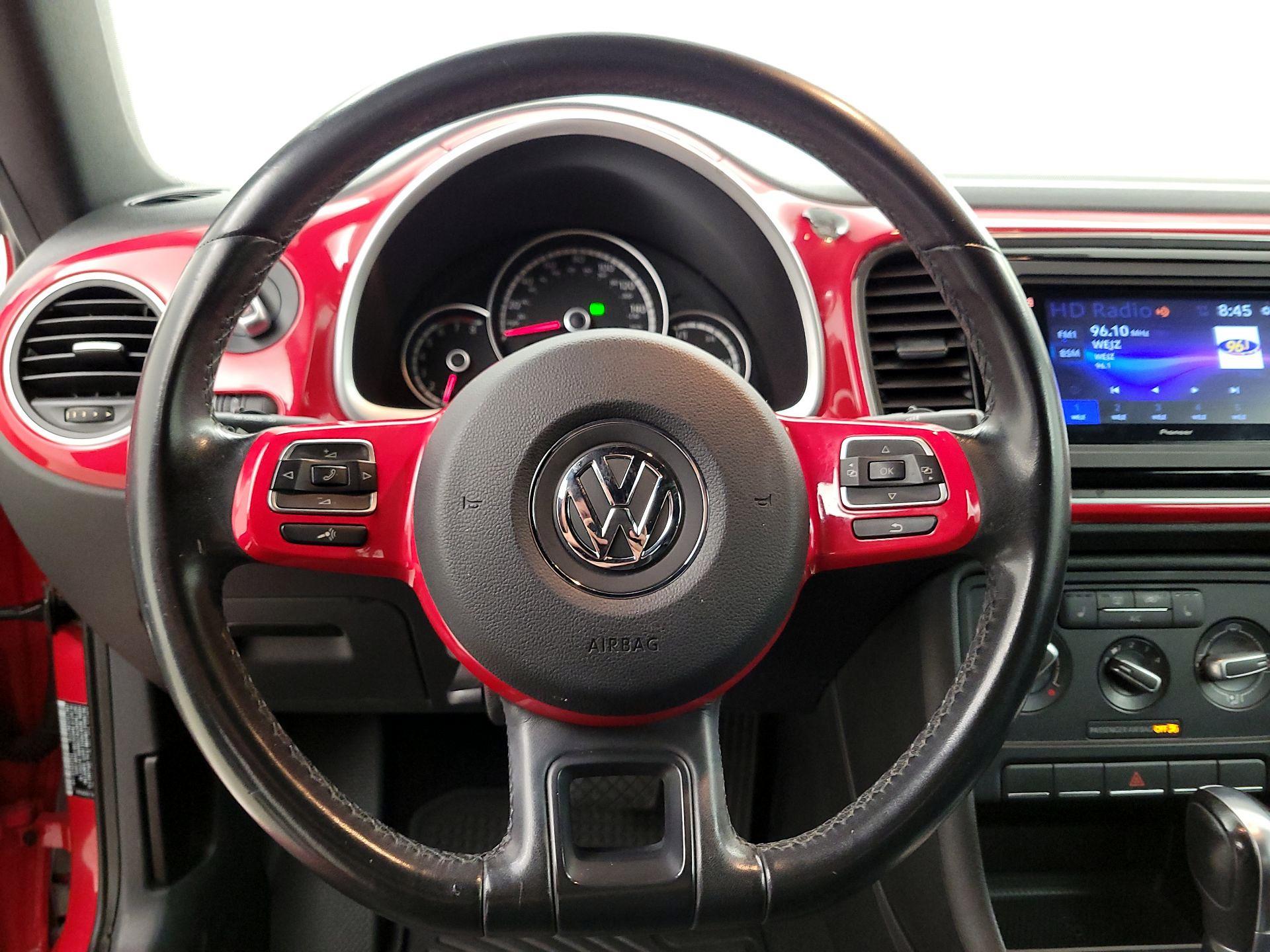 Thumbnail: 2015 Volkswagen Beetle - 10