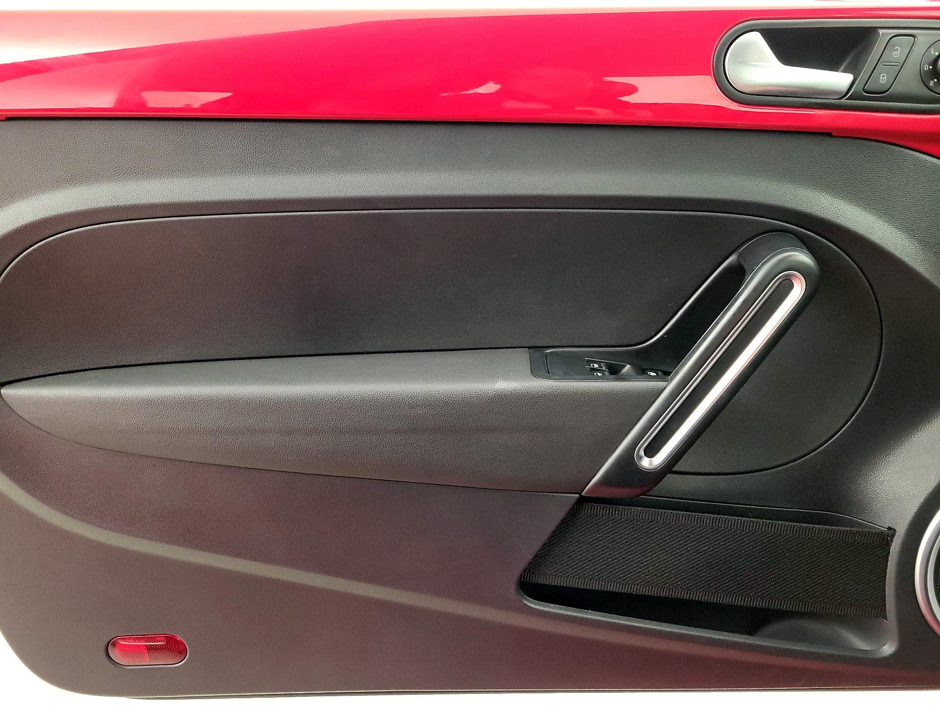 Thumbnail: 2015 Volkswagen Beetle - 12