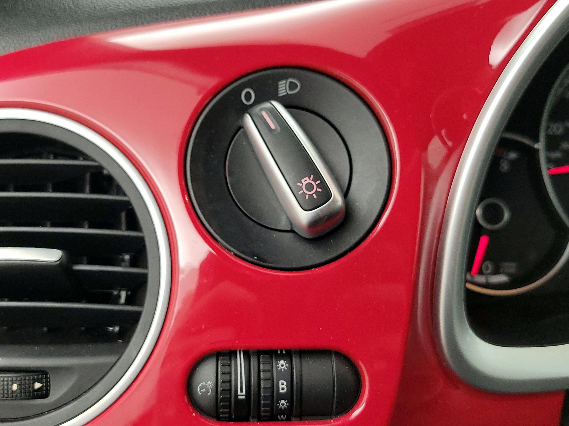 Thumbnail: 2015 Volkswagen Beetle - 13