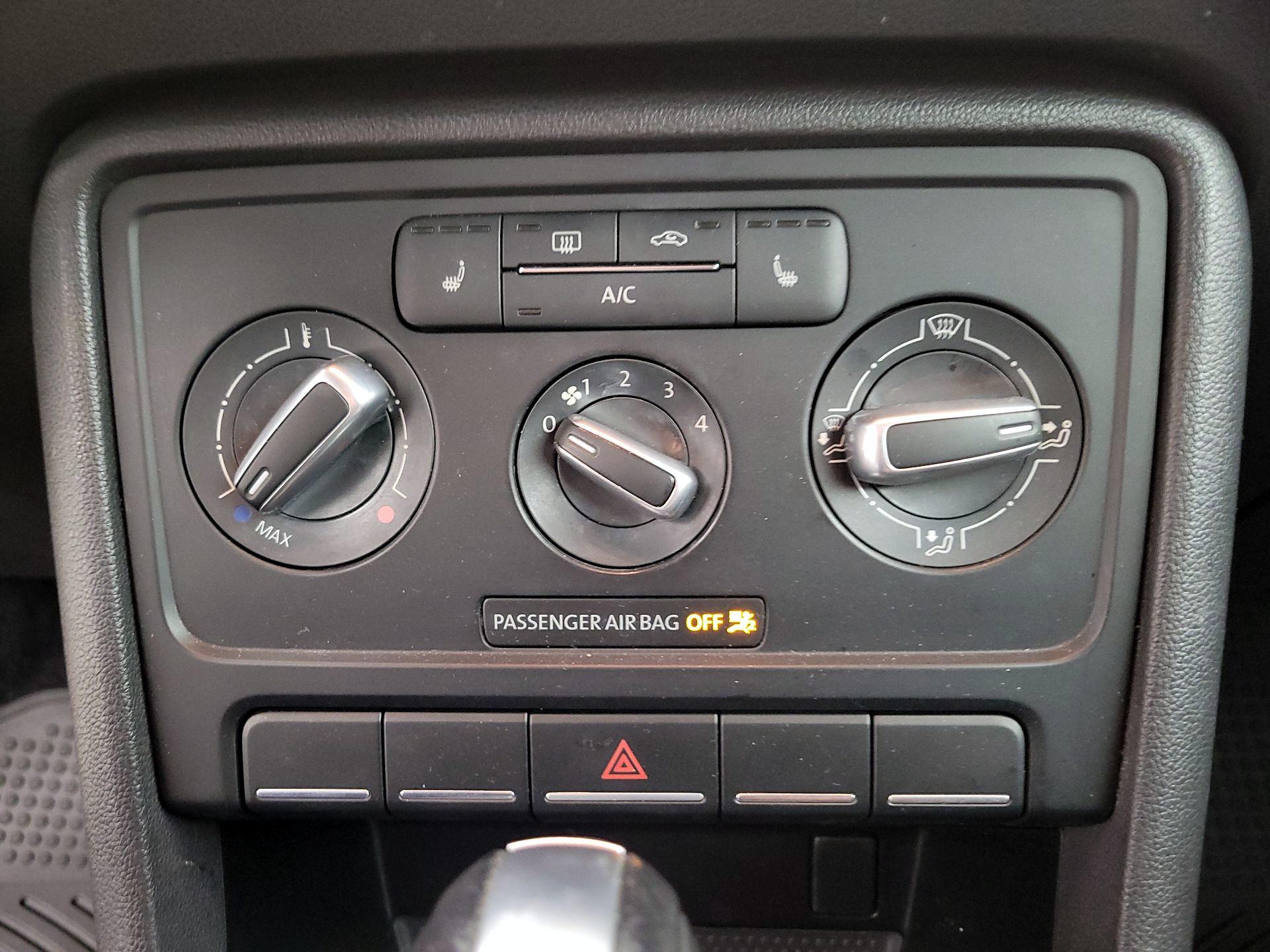 Thumbnail: 2015 Volkswagen Beetle - 16