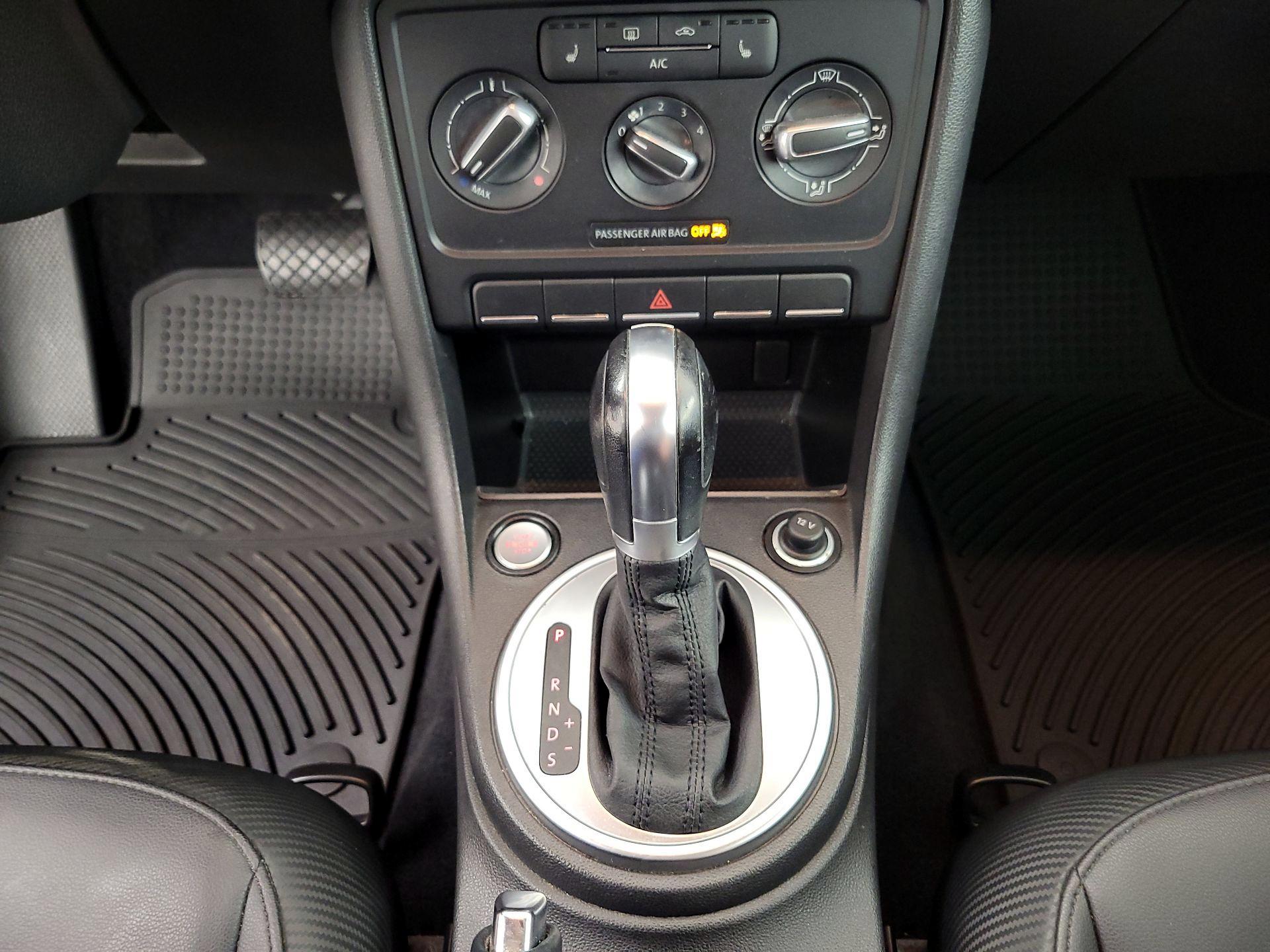 Thumbnail: 2015 Volkswagen Beetle - 17