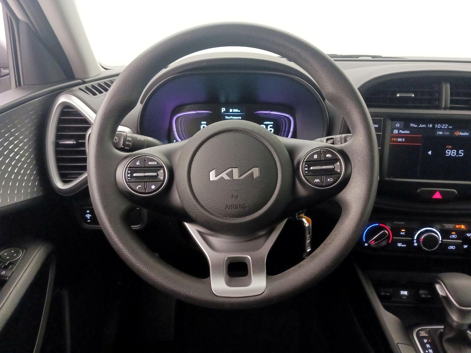2024 Kia Soul LX - Photo 11
