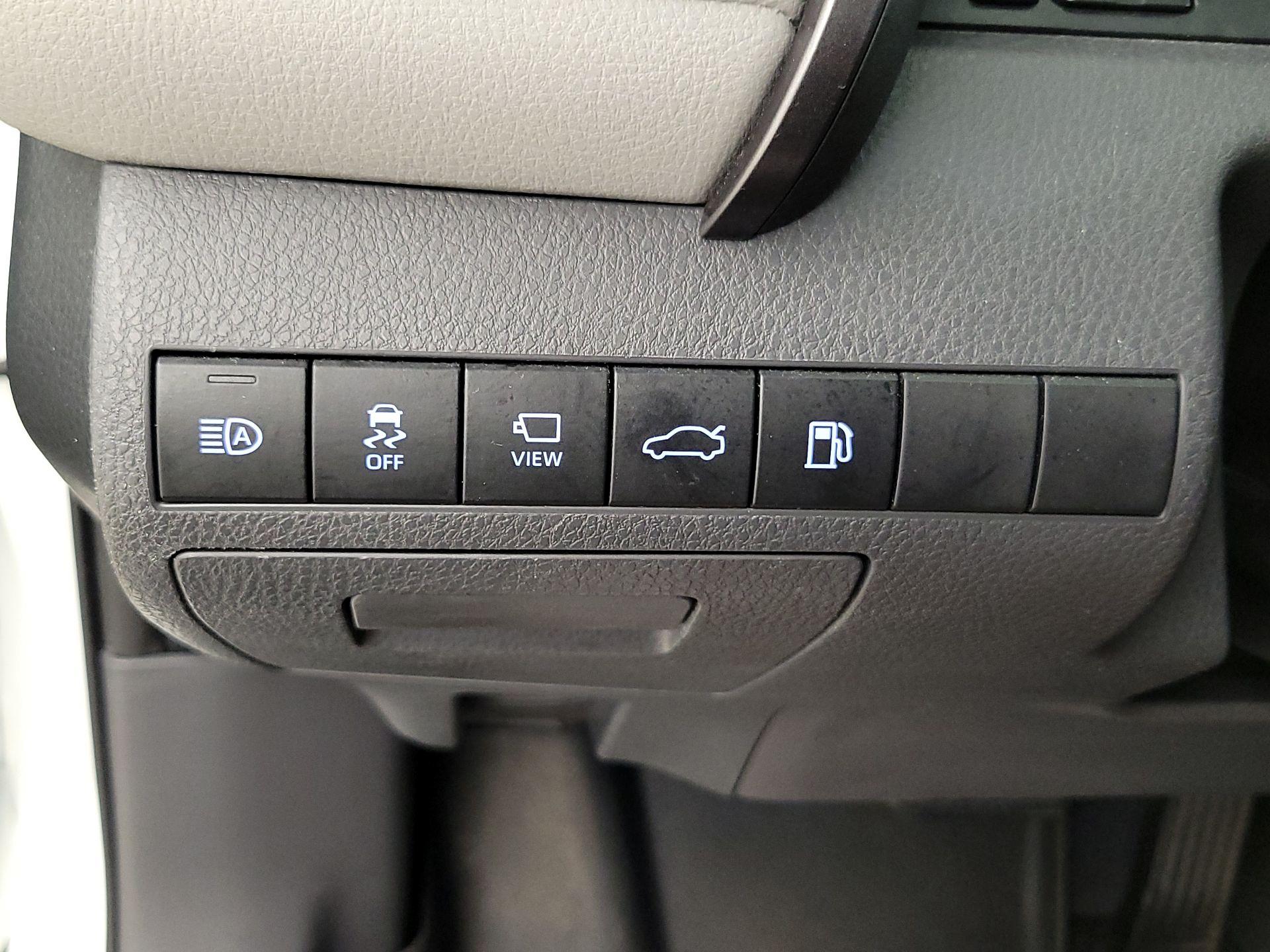 Thumbnail: 2018 Toyota Camry - 13
