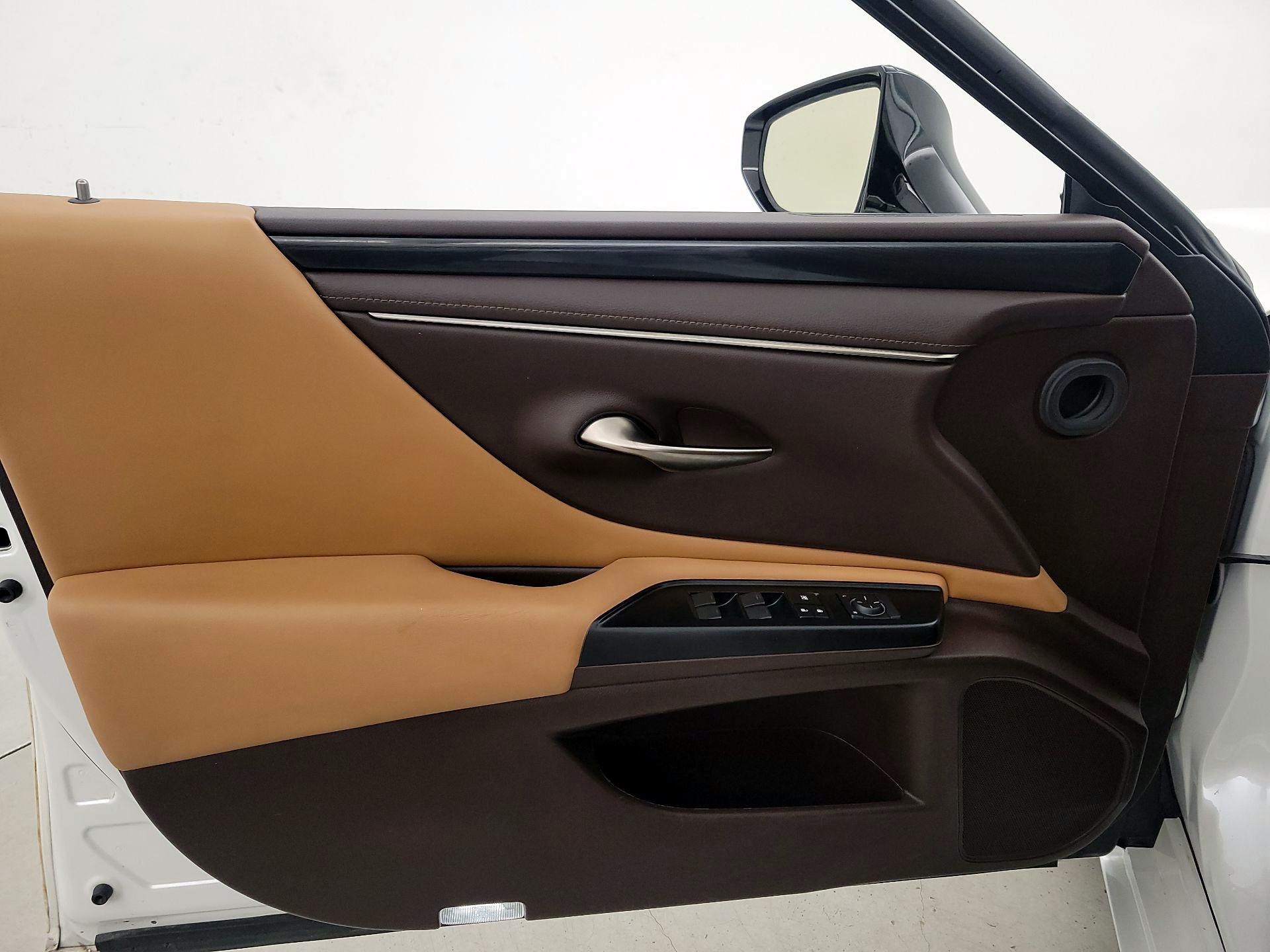 Thumbnail: 2020 Lexus ES - 12