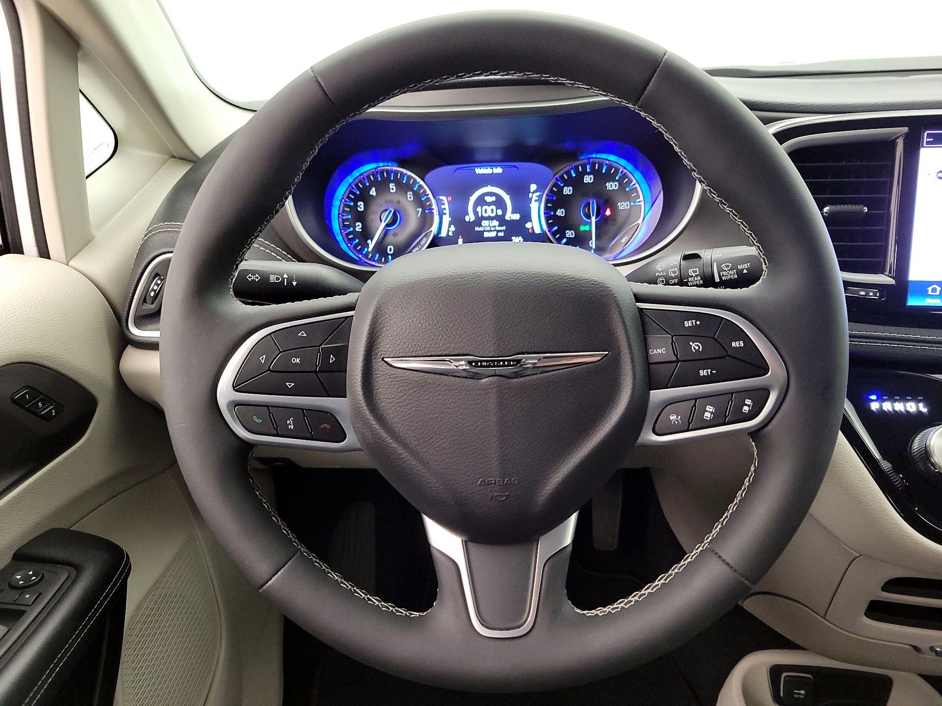 Thumbnail: 2023 Chrysler Pacifica - 10