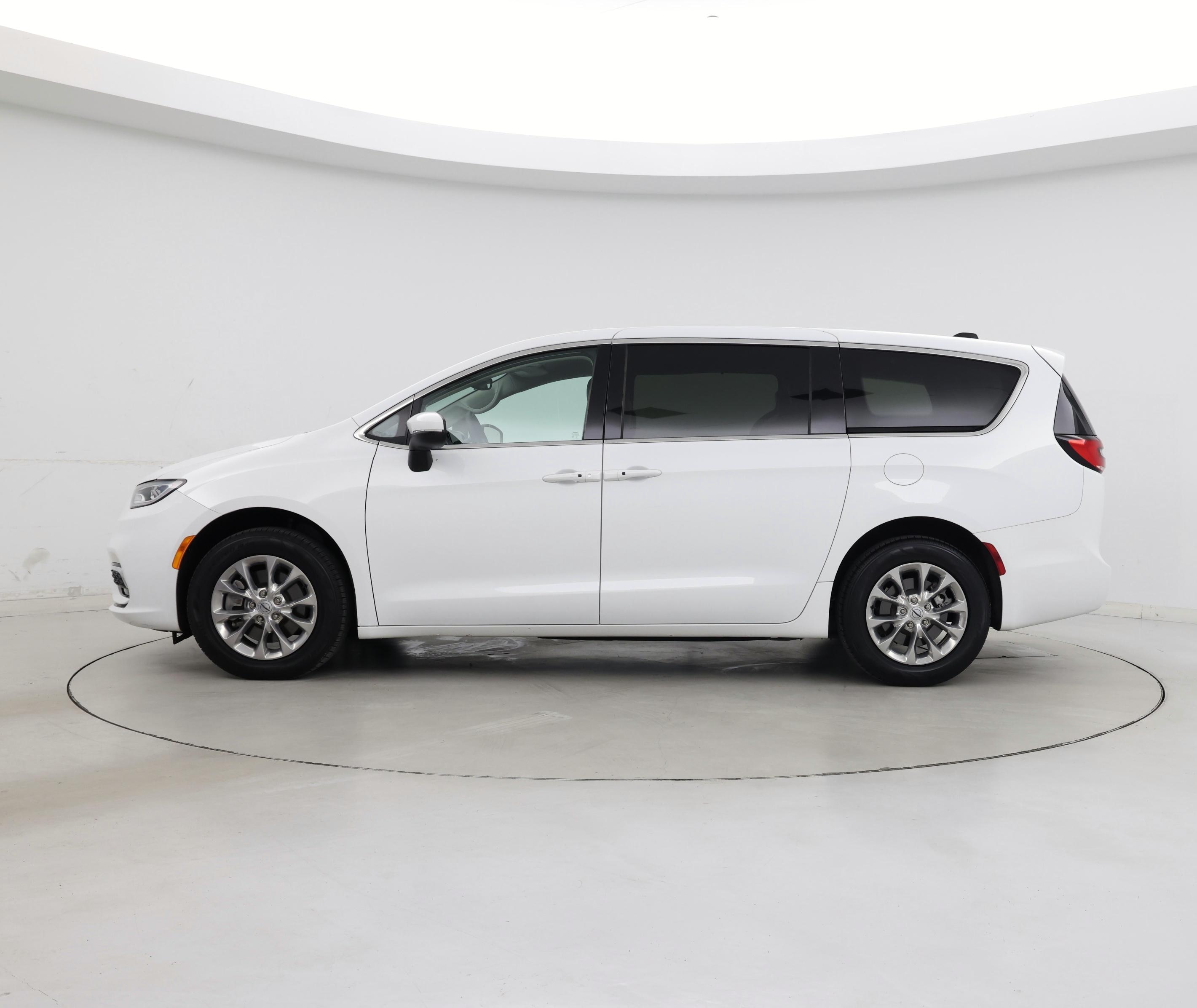 Thumbnail: 2023 Chrysler Pacifica - 3