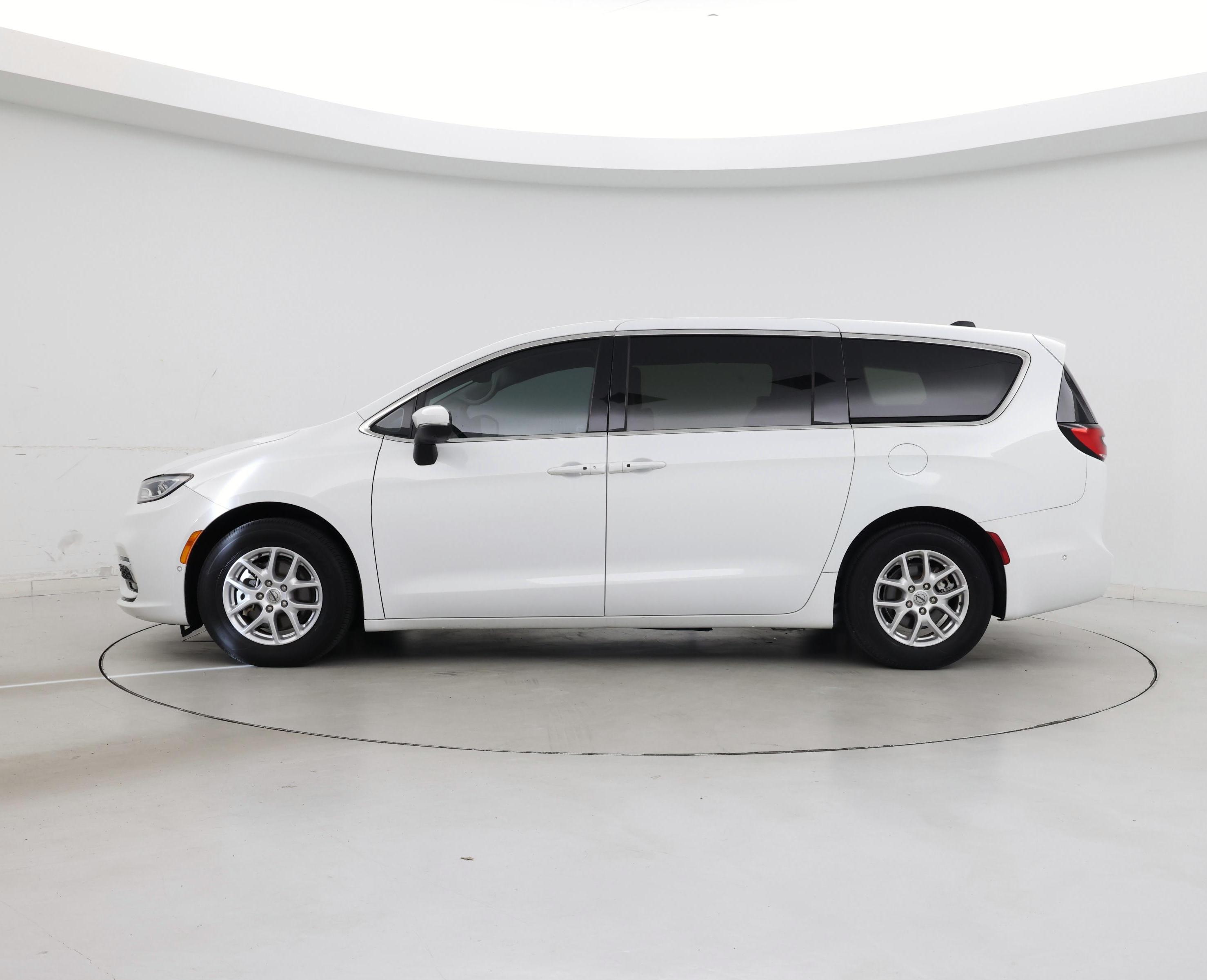 Thumbnail: 2023 Chrysler Pacifica - 3
