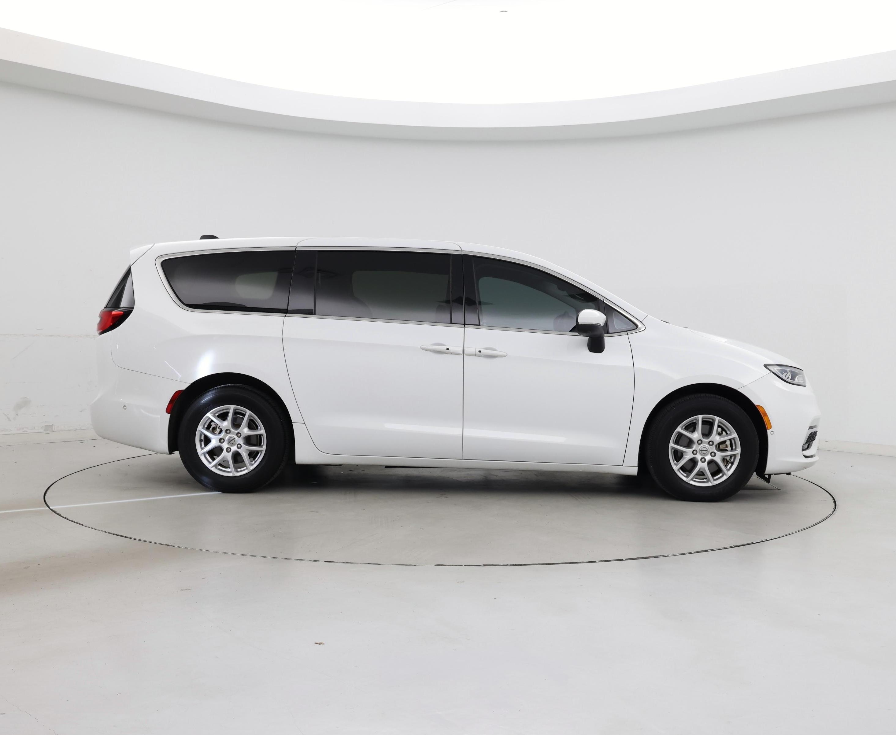 Thumbnail: 2023 Chrysler Pacifica - 7
