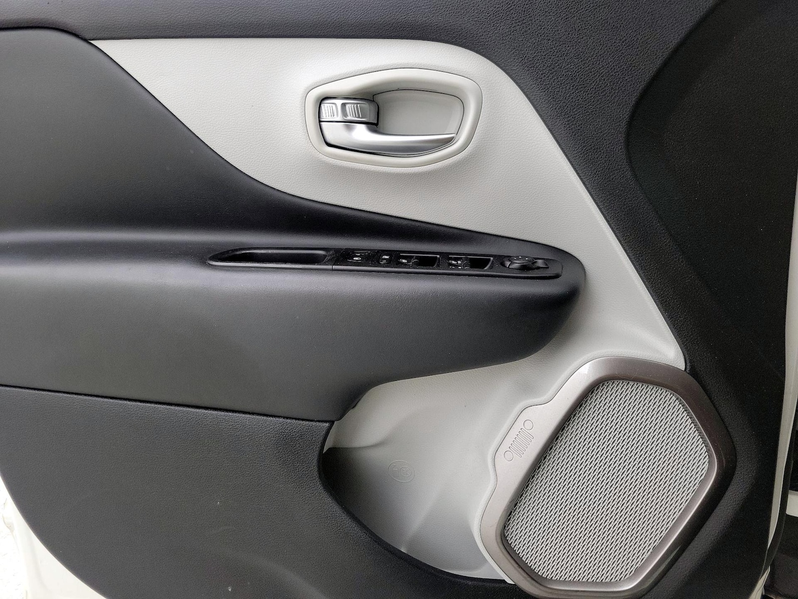 2022 Jeep Renegade Latitude - Photo 13