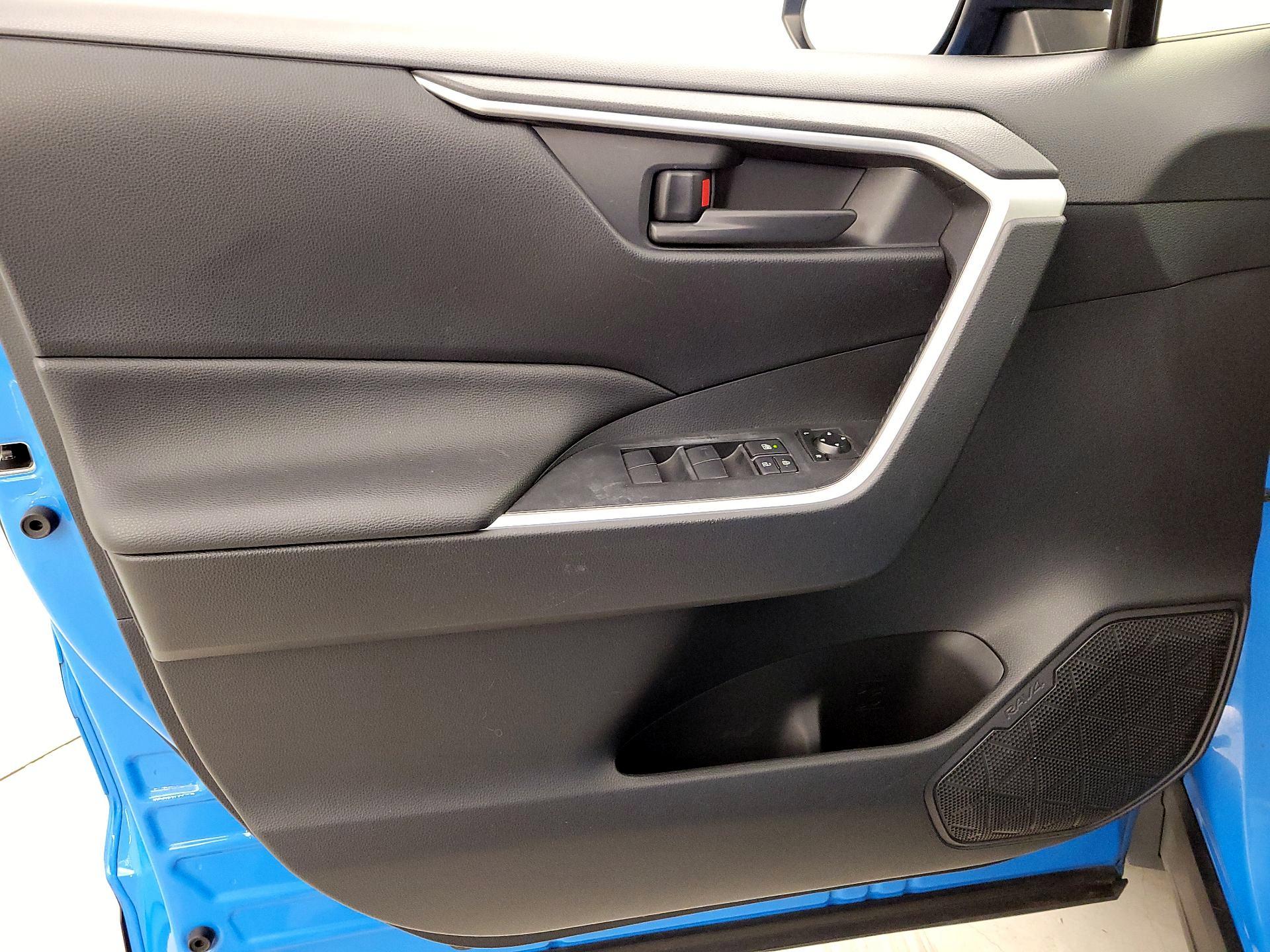 Thumbnail: 2019 Toyota RAV4 - 12
