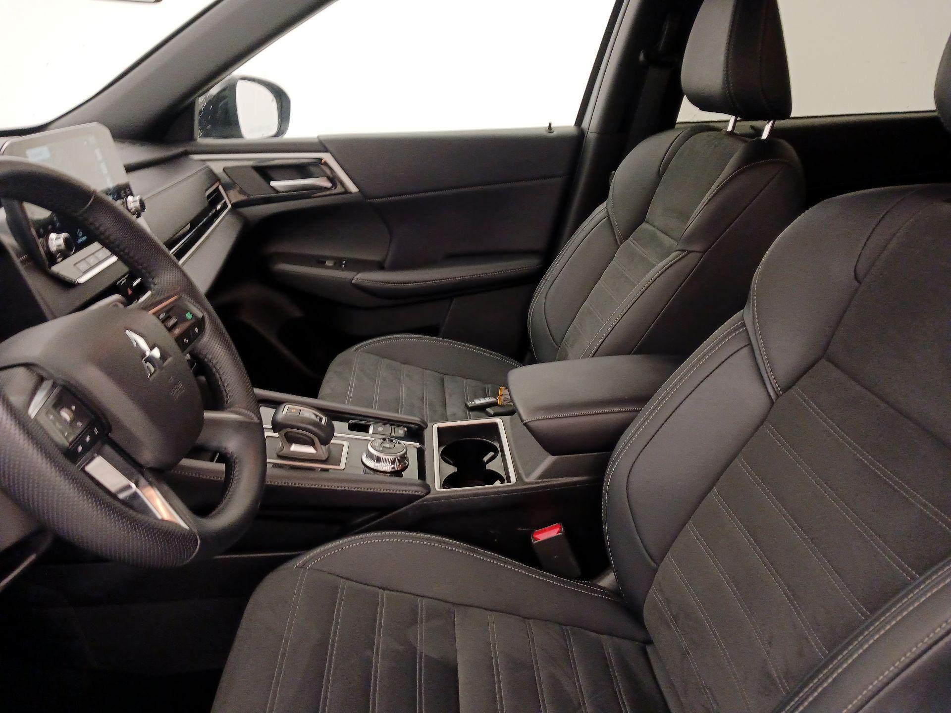 Thumbnail: 2024 Mitsubishi Outlander - 11