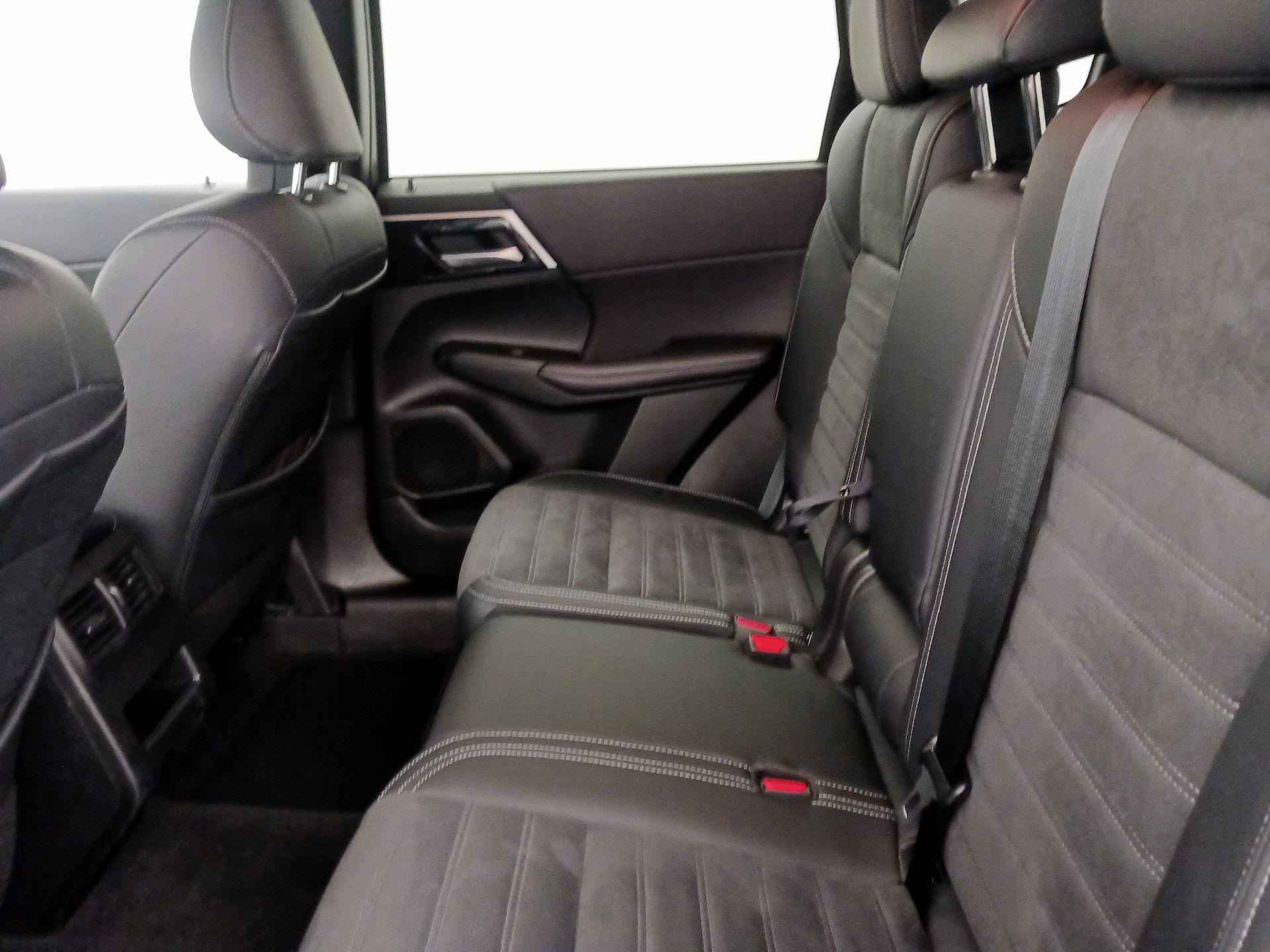 Thumbnail: 2024 Mitsubishi Outlander - 20