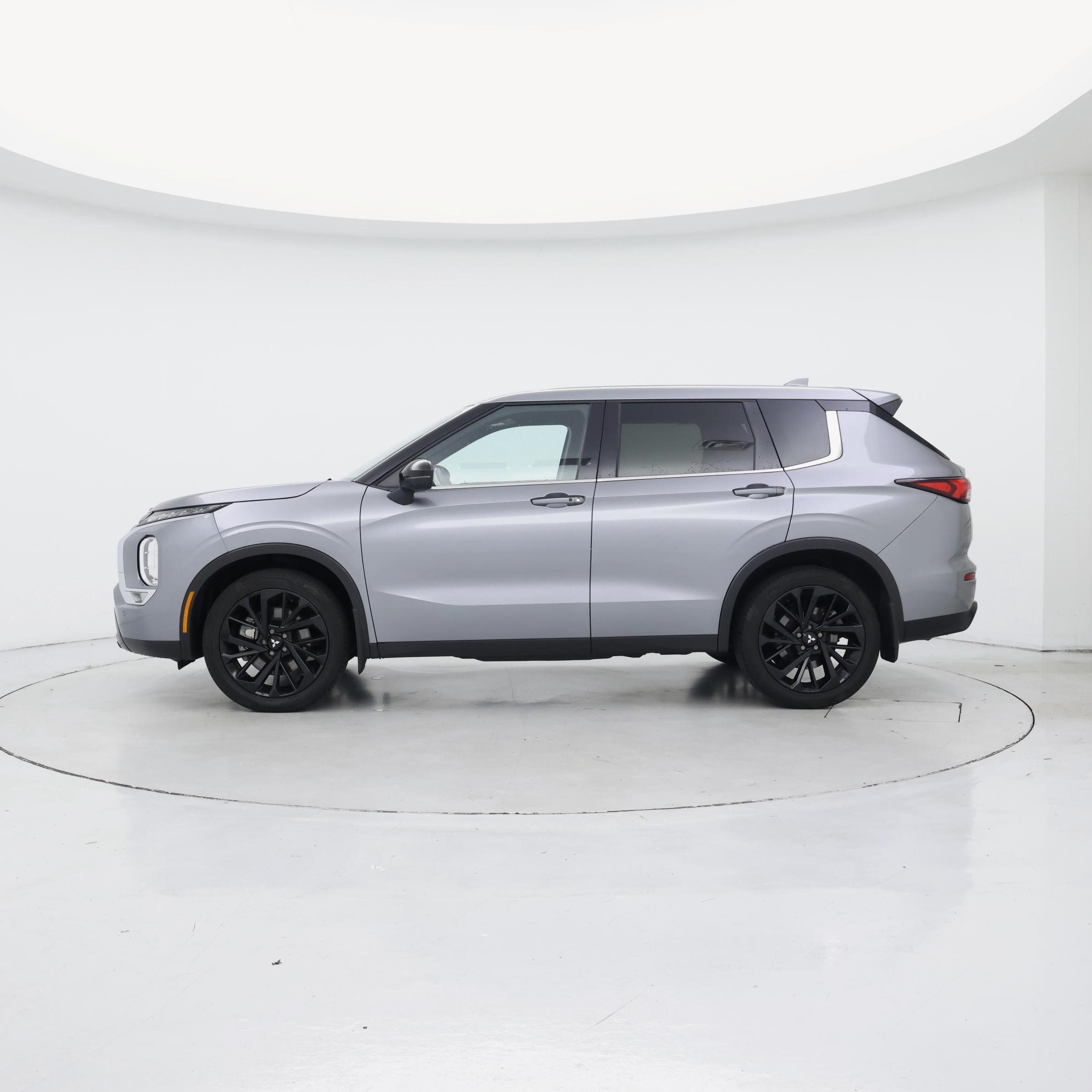 Thumbnail: 2024 Mitsubishi Outlander - 3
