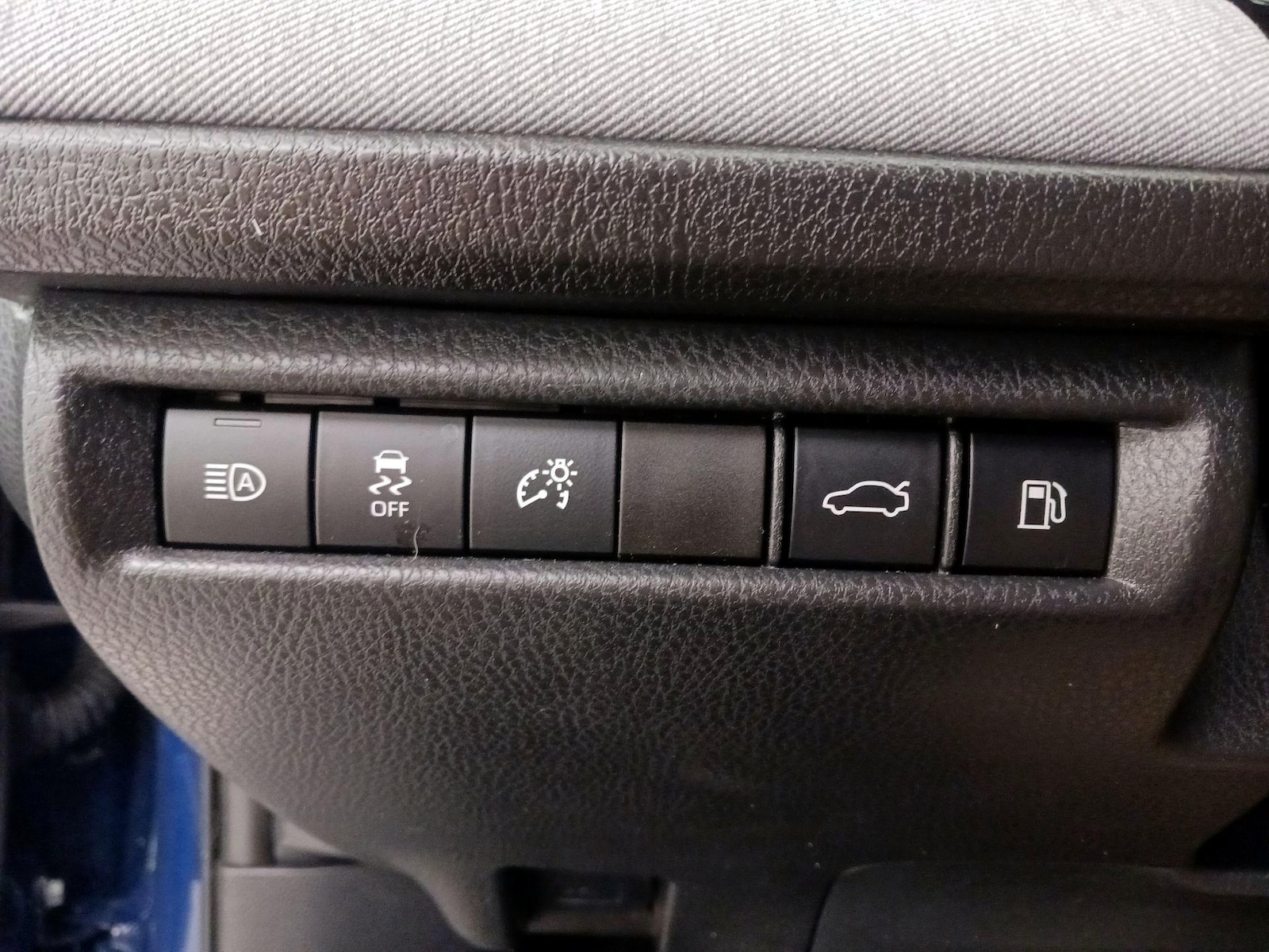 2025 Toyota Camry LE - Photo 14
