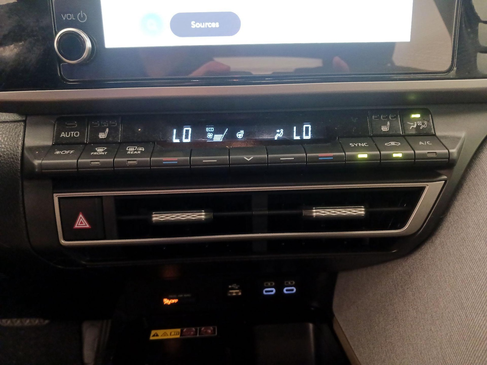 2025 Toyota Camry LE - Photo 17
