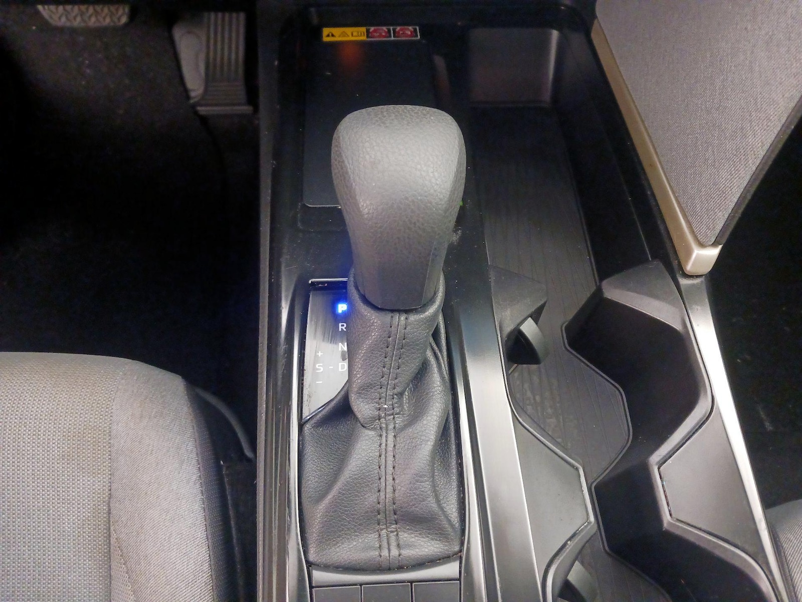 2025 Toyota Camry LE - Photo 18