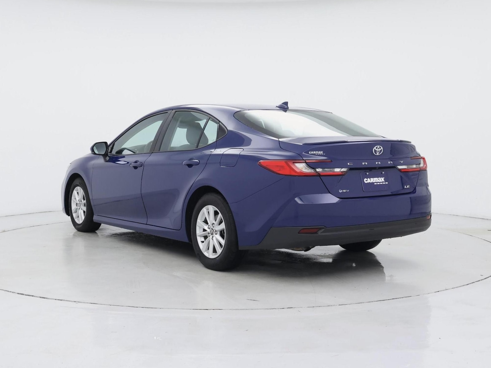 2025 Toyota Camry LE - Photo 3