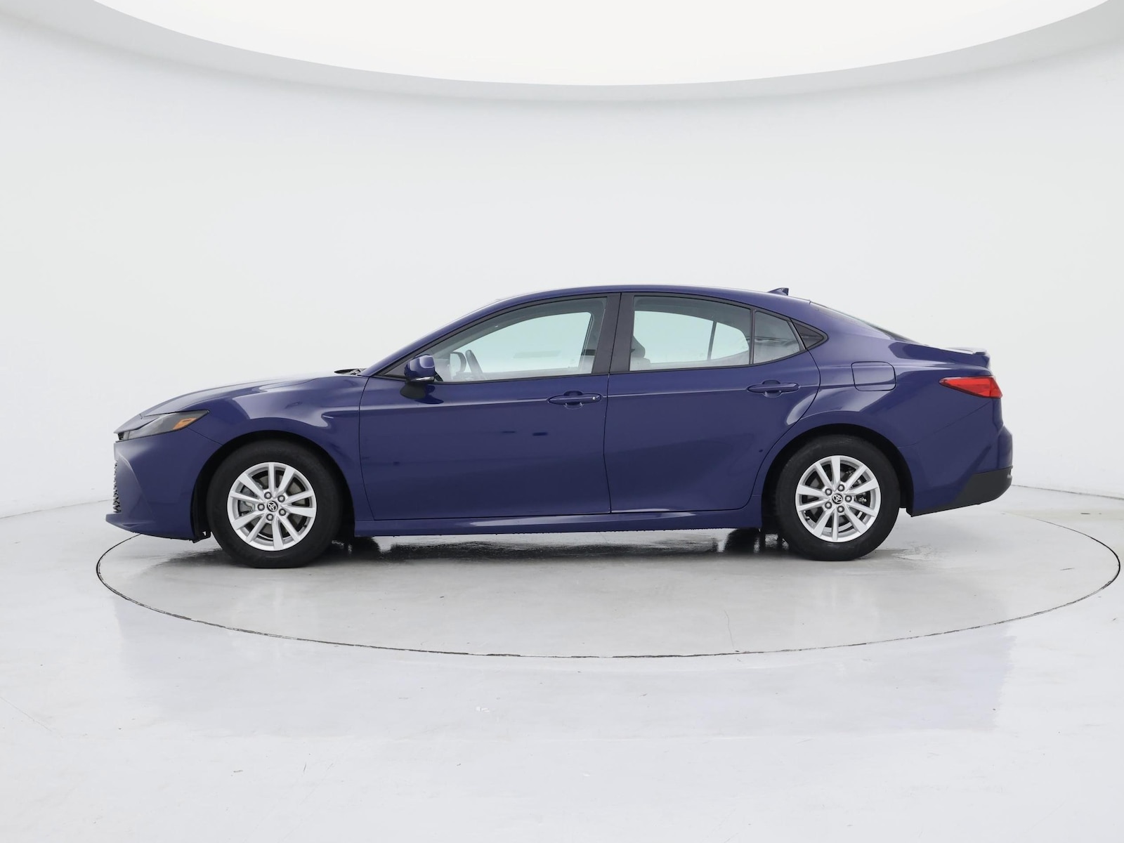 2025 Toyota Camry LE - Photo 4
