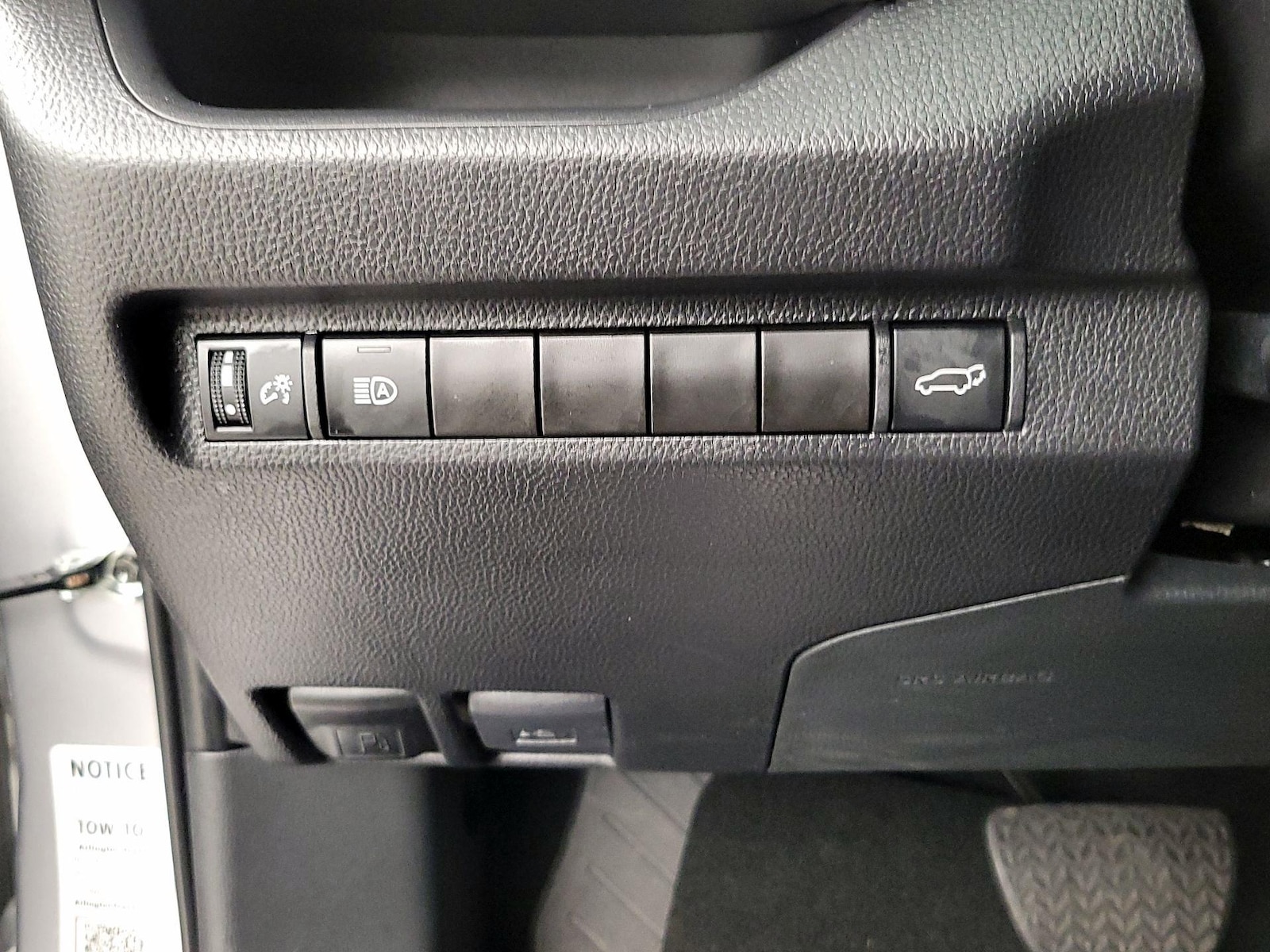 2024 Toyota RAV4 XLE - Photo 14