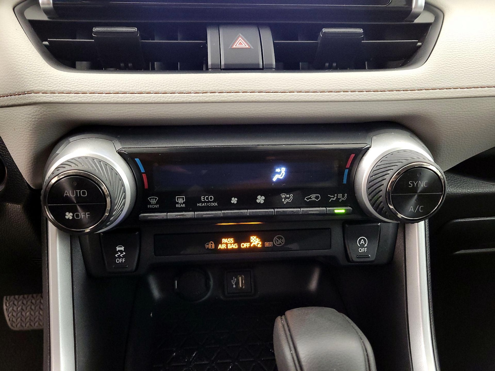 2024 Toyota RAV4 XLE - Photo 17