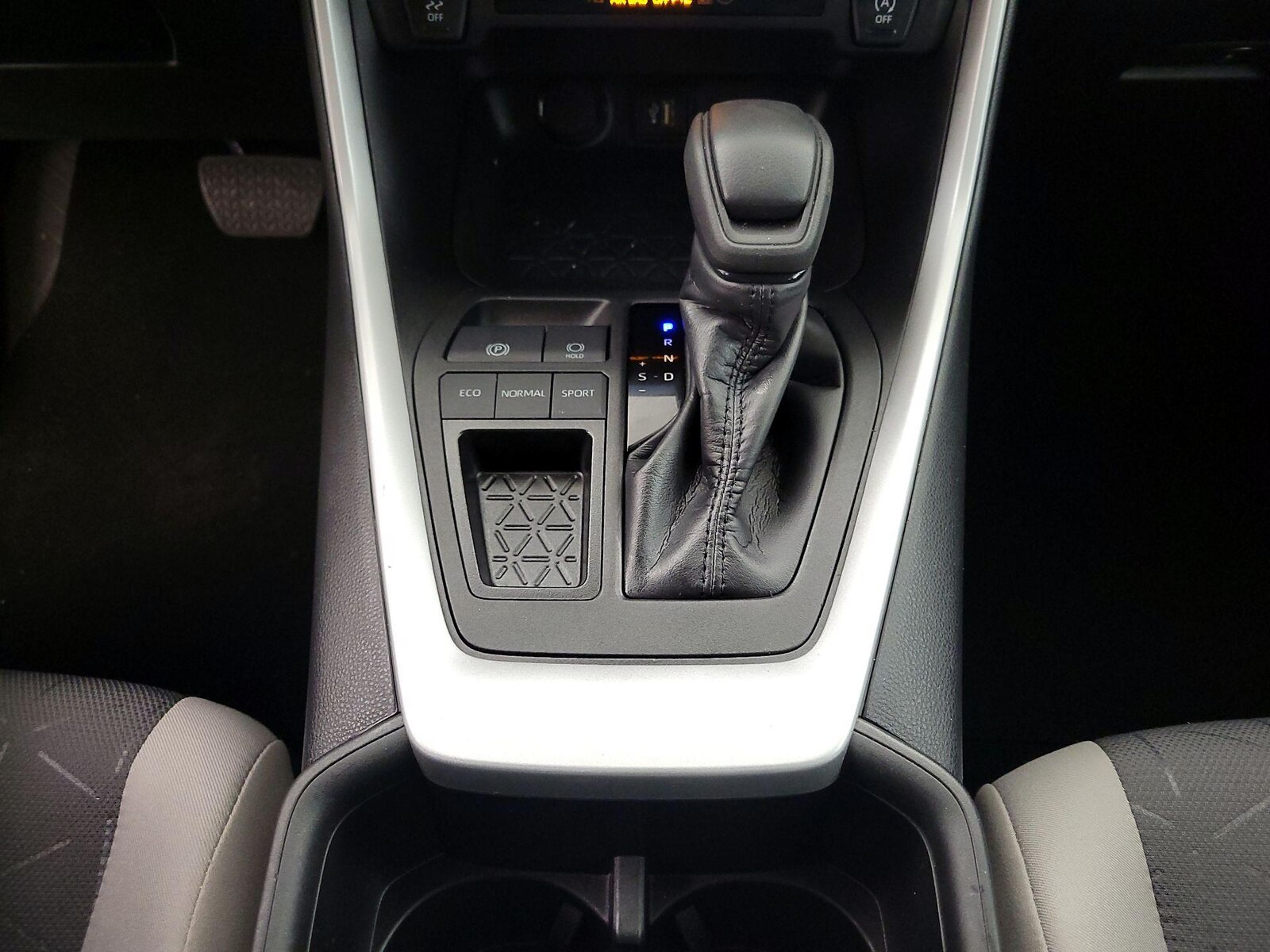 2024 Toyota RAV4 XLE - Photo 18