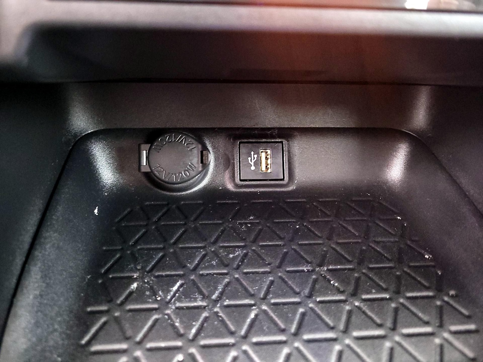 2024 Toyota RAV4 XLE - Photo 19