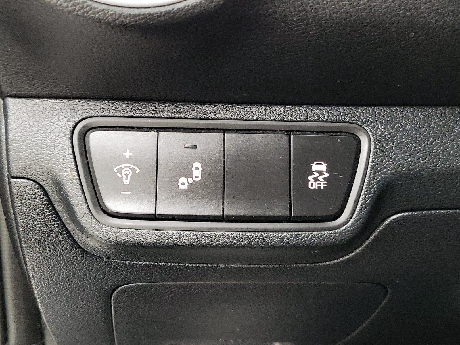 2024 Kia Forte LXS - Photo 14