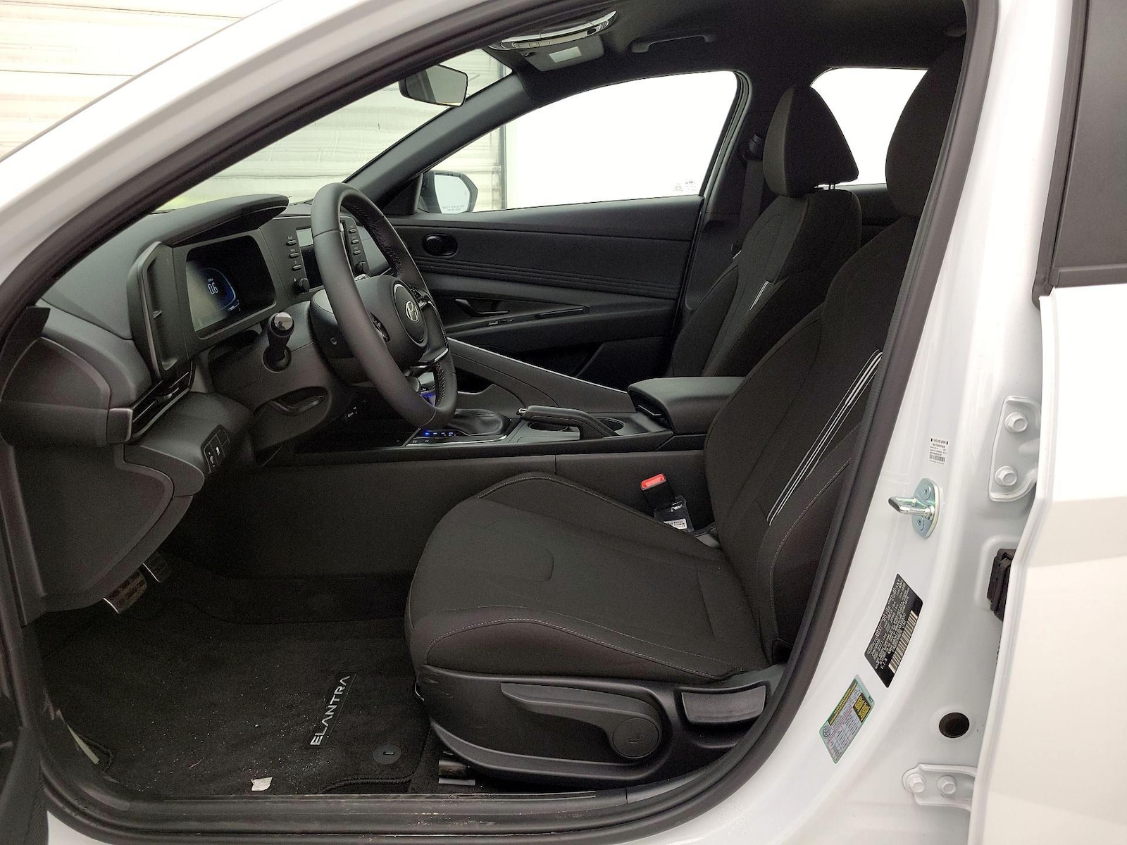 2025 Hyundai Elantra SEL - Photo 12