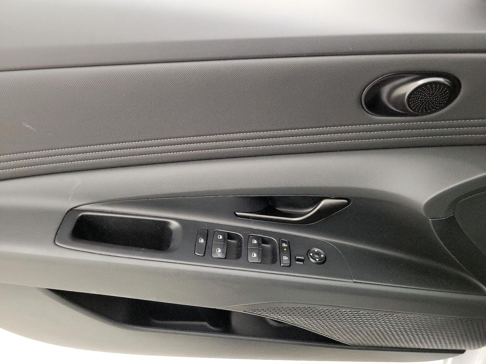 2025 Hyundai Elantra SEL - Photo 13
