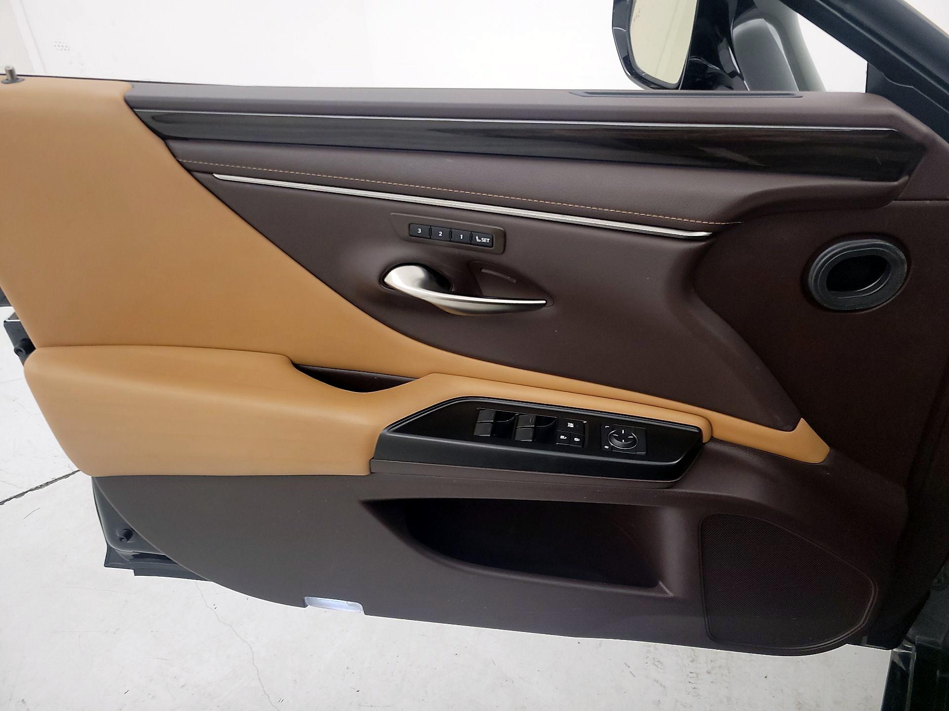 Thumbnail: 2019 Lexus ES - 12